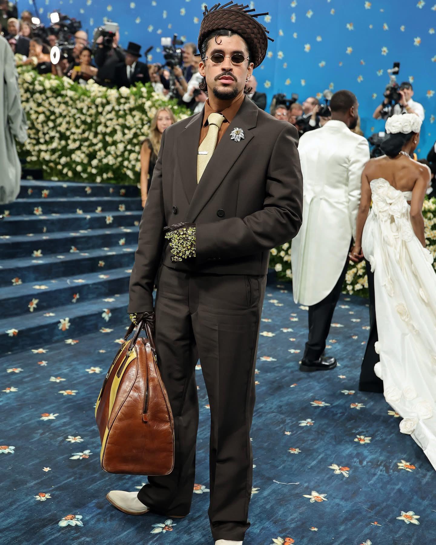 $!Bad Bunny llegó vestido con un diseño de Prada.