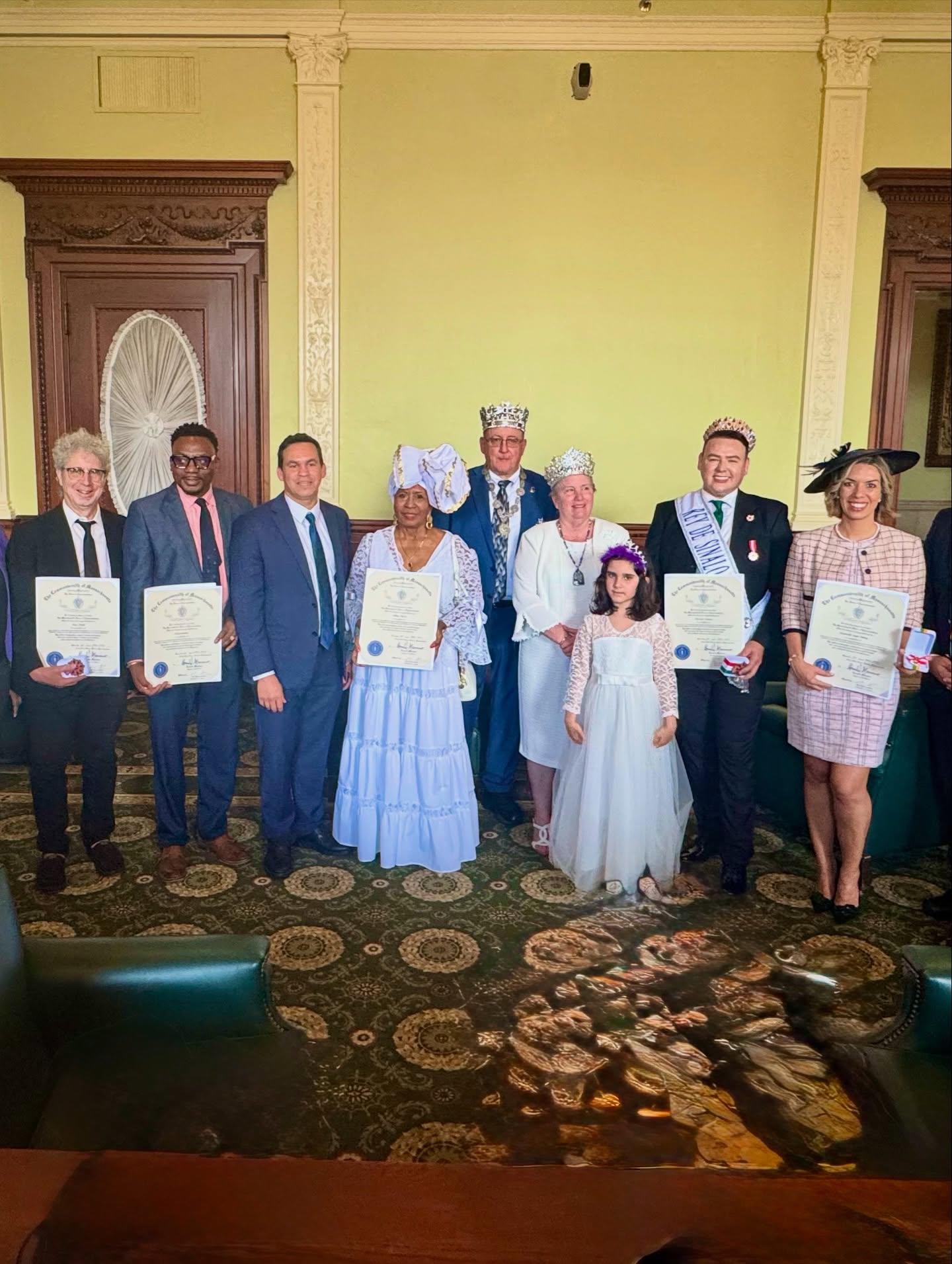 $!El rey del Carnaval de Mazatlán 2024 junto a otros representantes de países invitados.