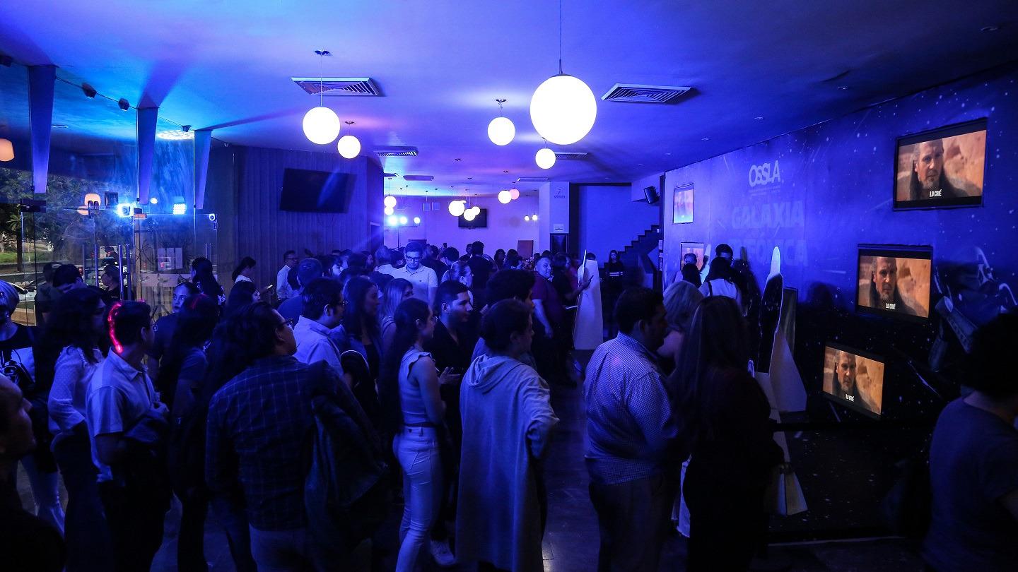 $!En el lobby con una ambientación galáctica, personajes de la saga dan la bienvenida a los asistentes.