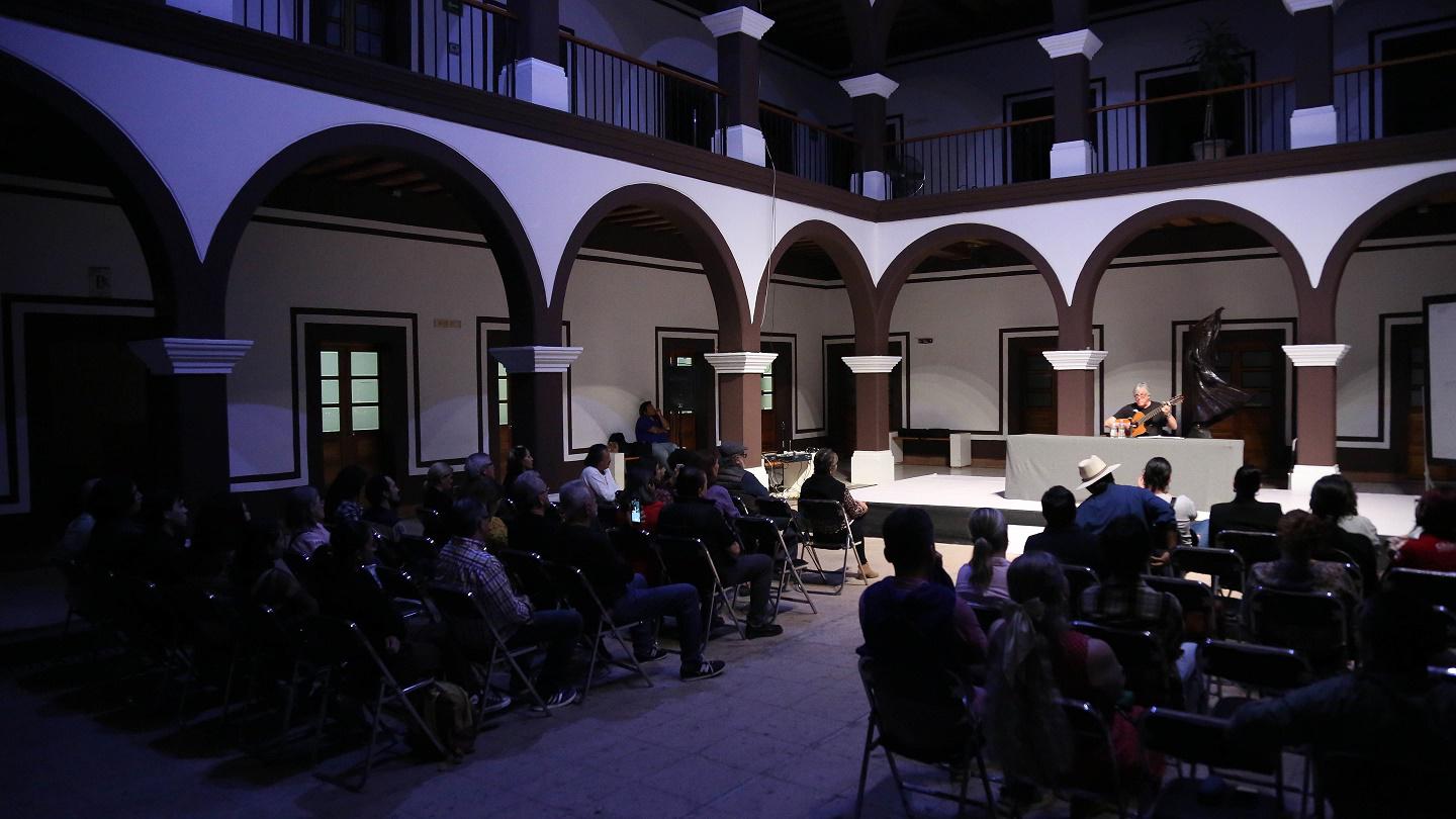 $!El público escuchó atento al humorista.