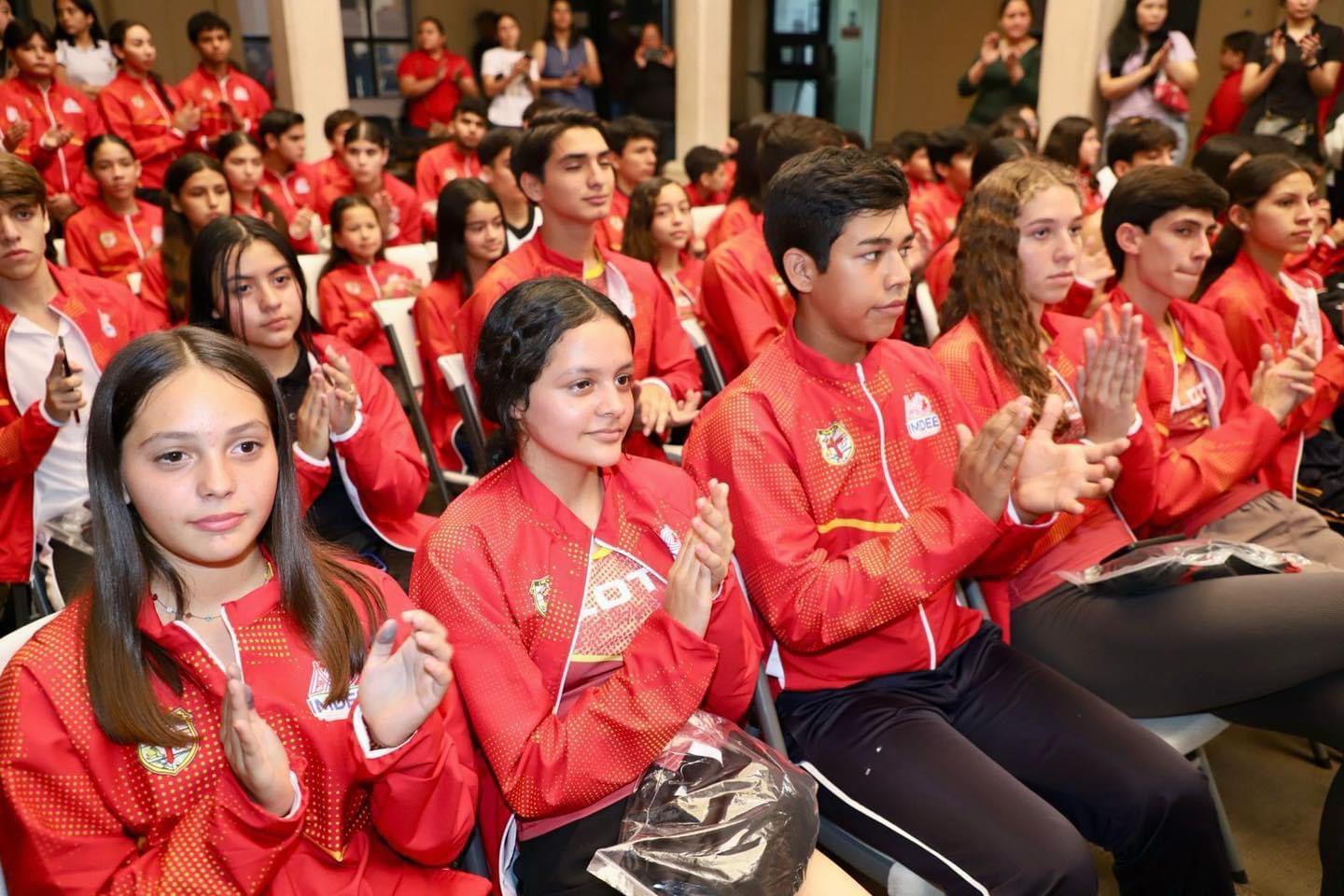 $!Parten deportistas elotenses al estatal de los Juegos Conade
