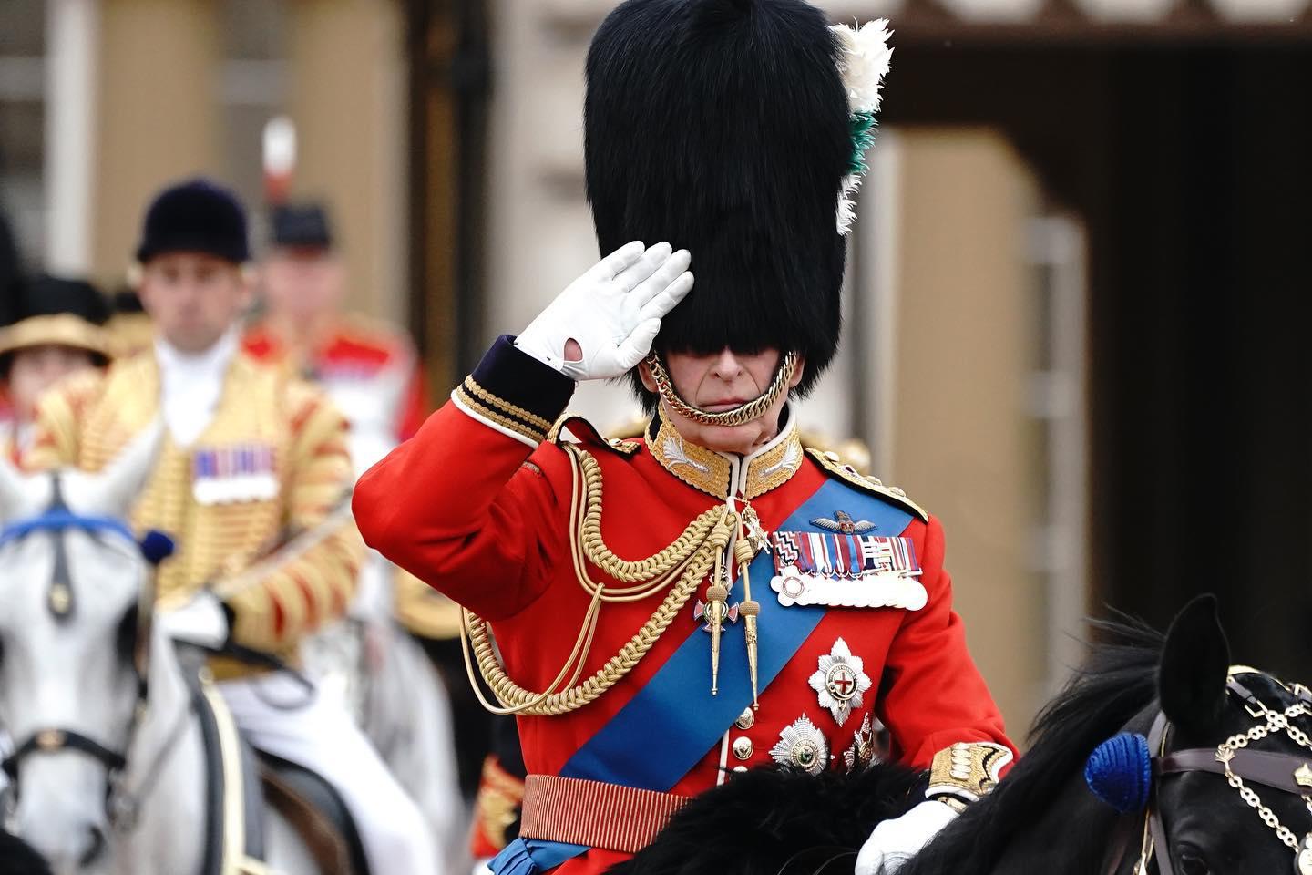 $!El Rey ha recibido el Saludo en Trooping the Colour por primera vez como Soberano.