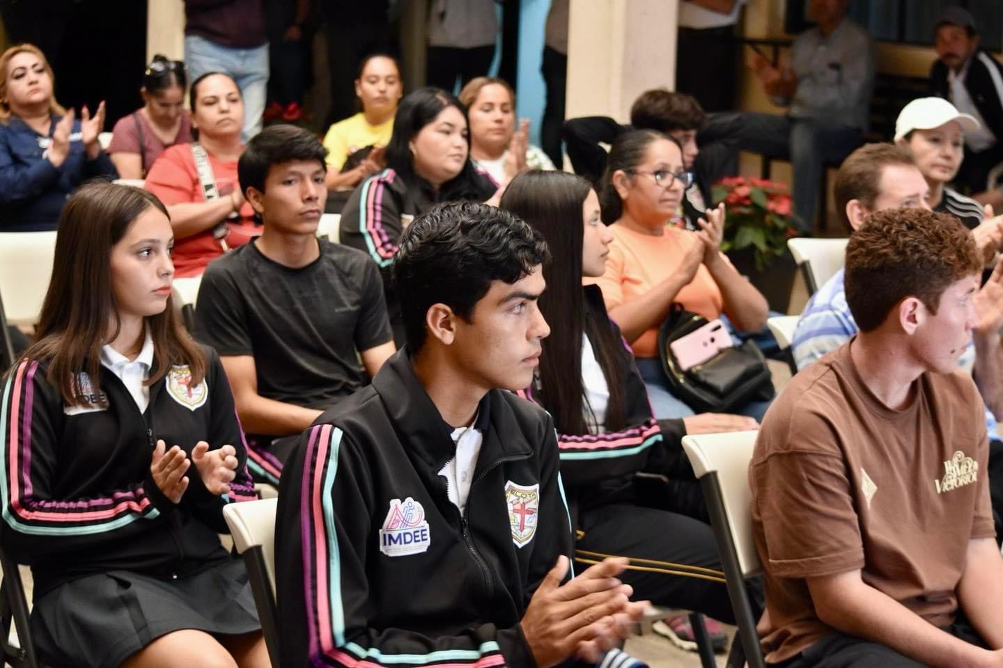 $!Entregan becas a deportistas de alto rendimiento en Elota