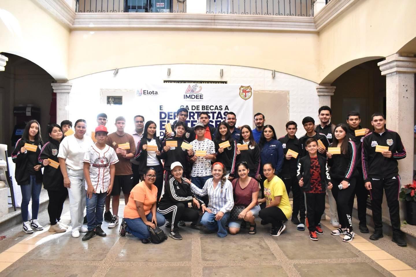 $!Entregan becas a deportistas de alto rendimiento en Elota