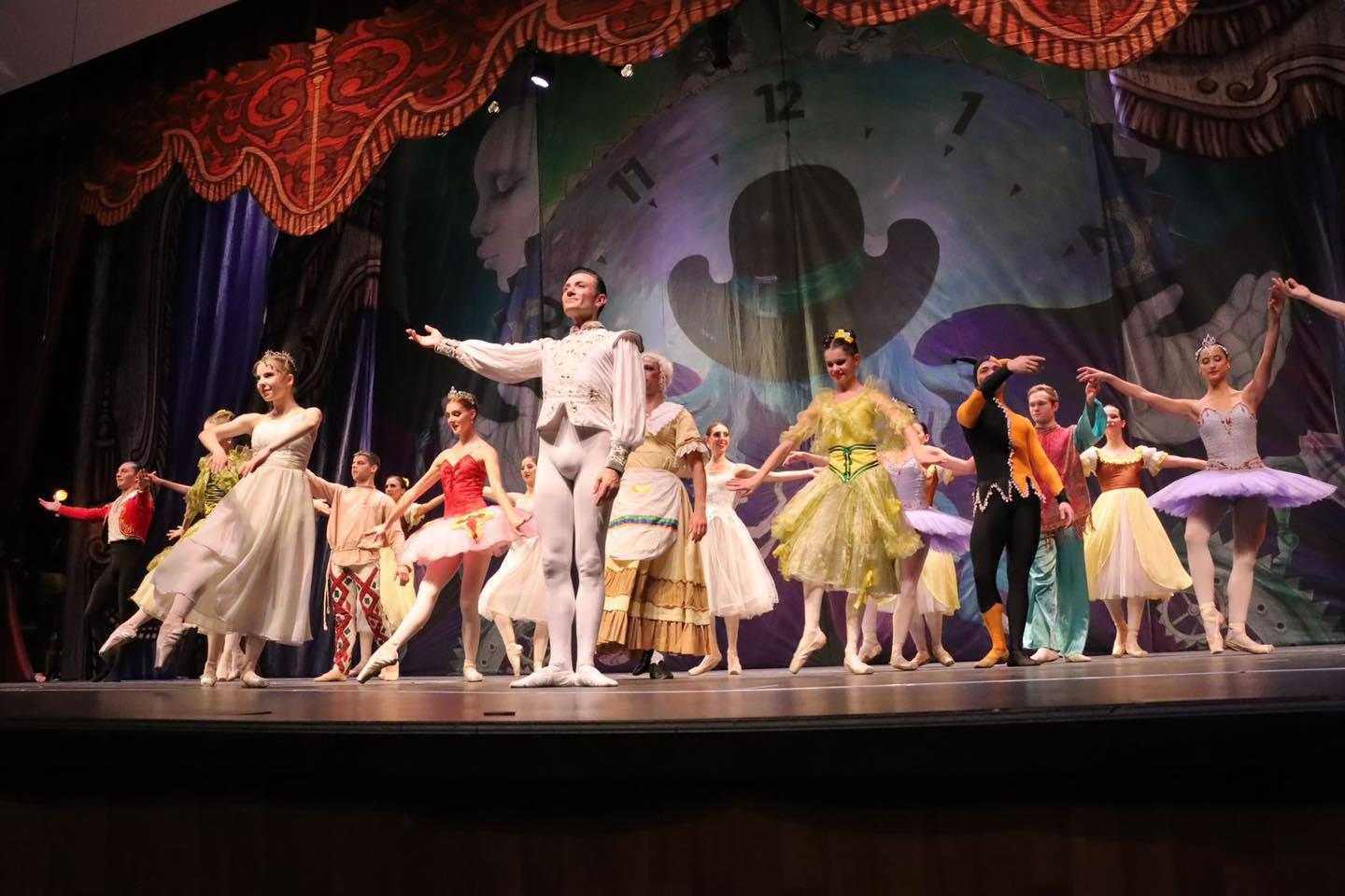 $!Los bailarines recibieron el reconocimiento del público.
