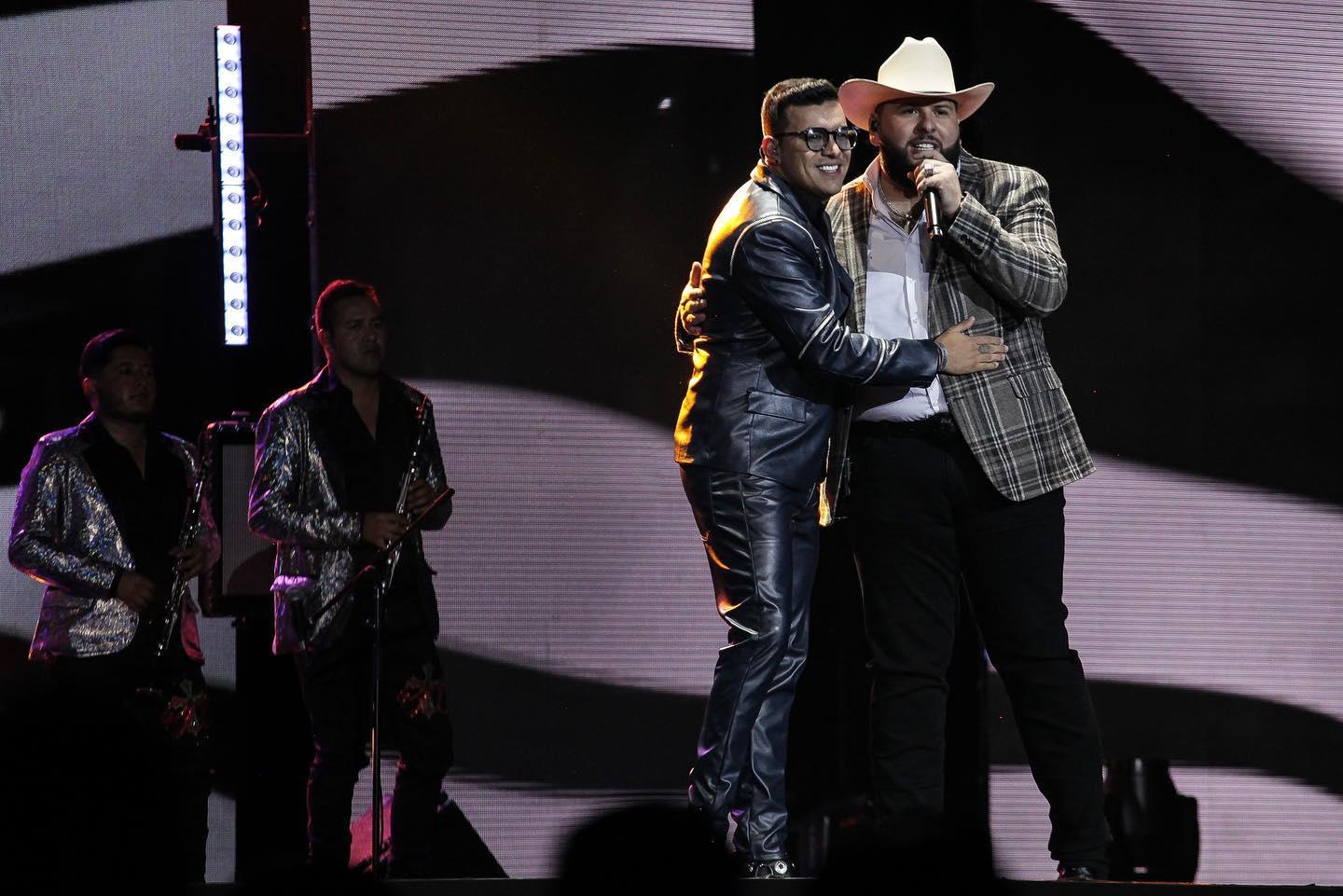 $!El Fantasma y Yeison cantaron el tema Un loco enamorado.