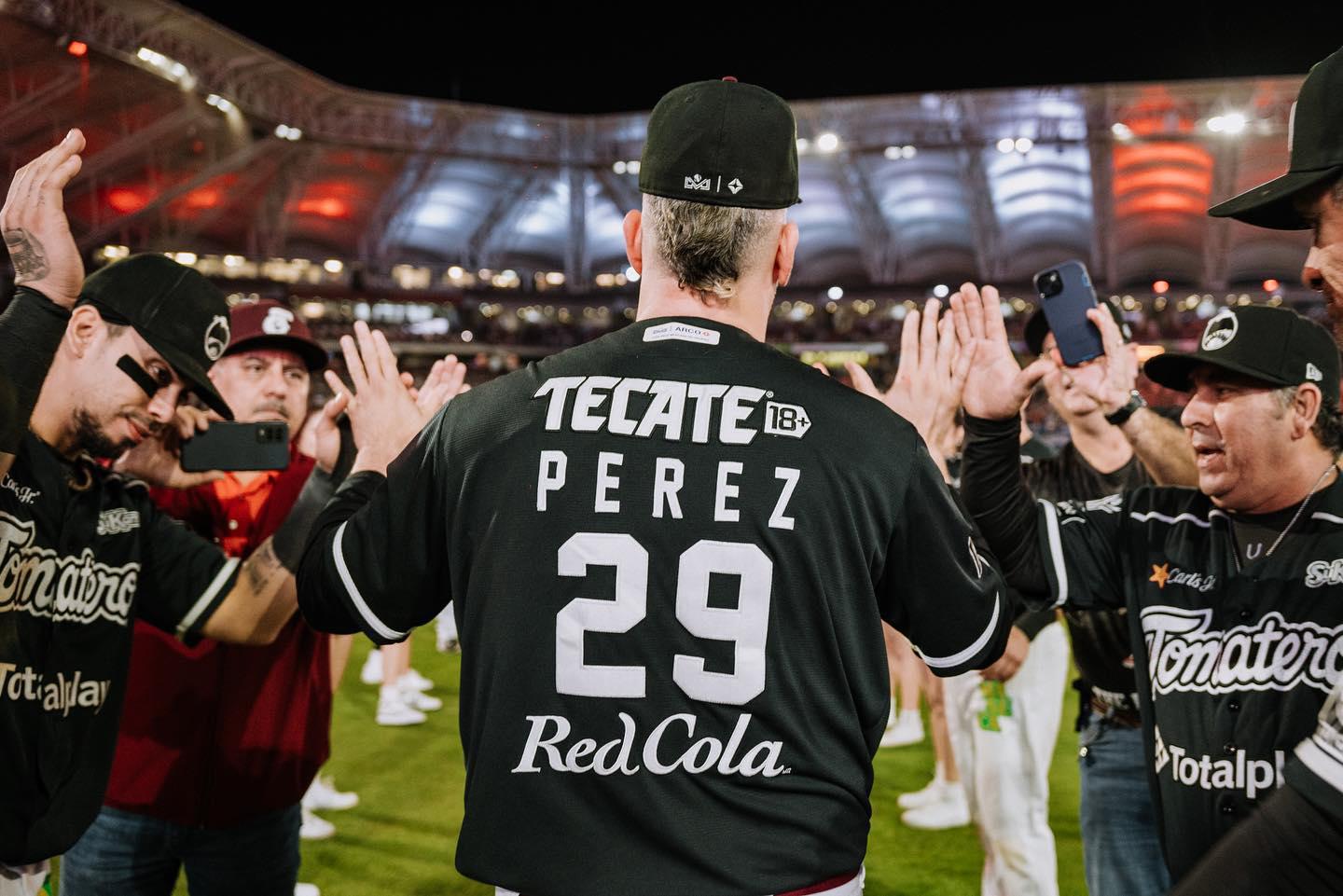 $!Tomateros de Culiacán rinde homenaje a Óliver Pérez