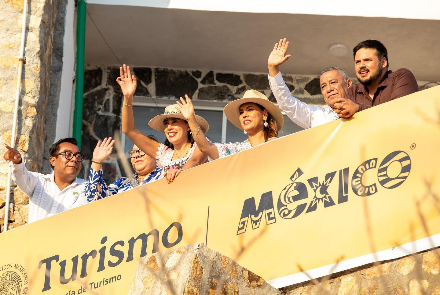 $!Entregan el Récord Guinness a clavadistas de La Quebrada, en Acapulco, por el clavado de cabeza más alto del mundo