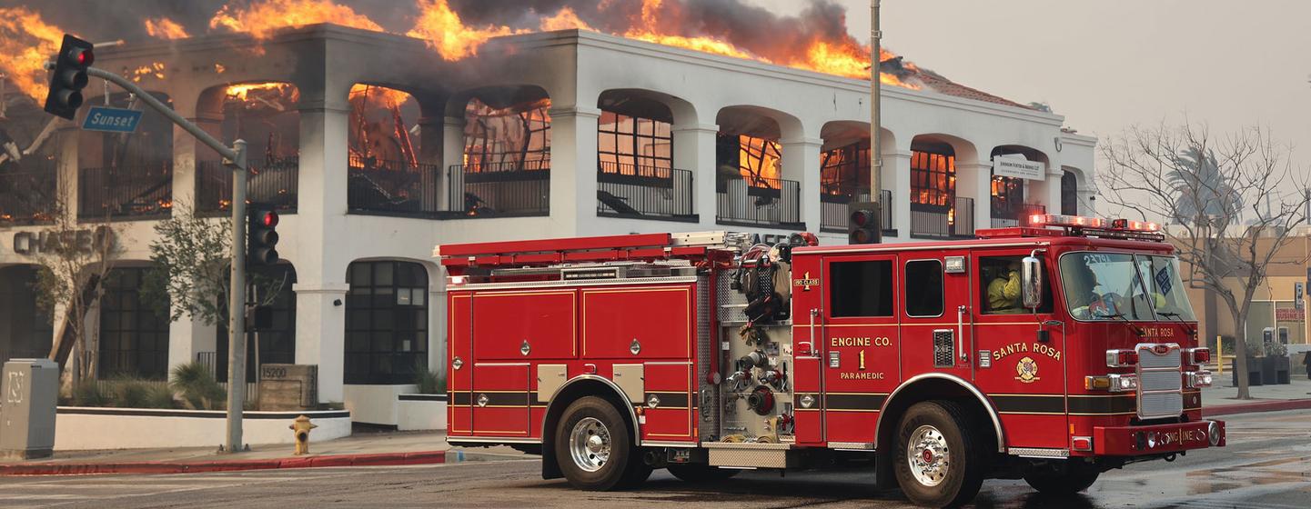 $!El edificio de un banco arde en Los Ángeles, California.