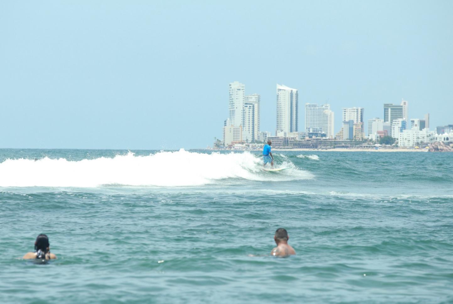 $!Muestran surfistas habilidades en el mar mazatleco