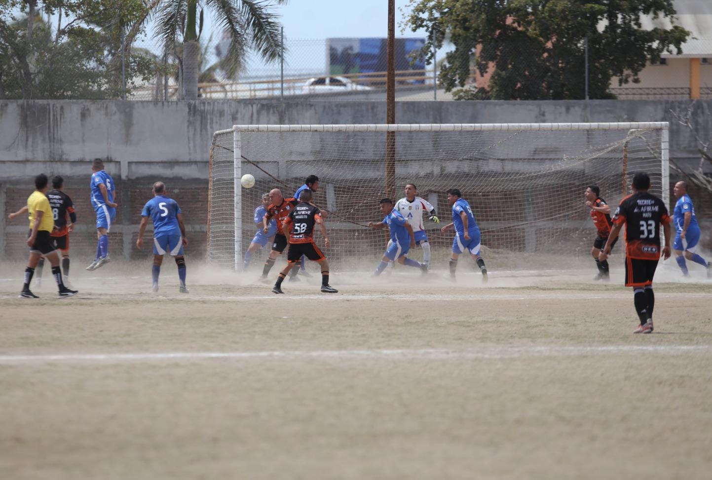 $!López Mateos y Atrio Arquitectos definen al campeón Veteranos