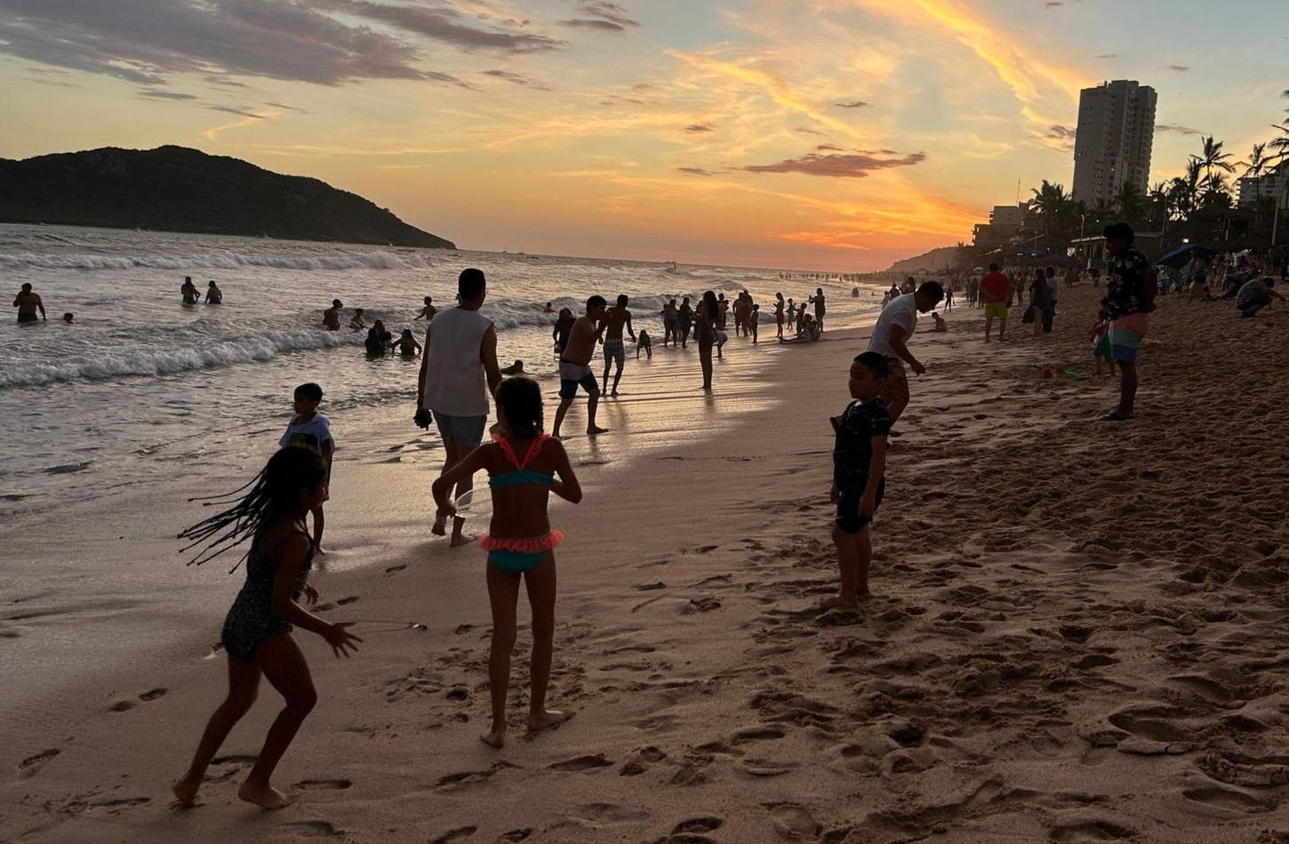 $!Afluencia turística llena playas y zonas emblemáticas de Mazatlán
