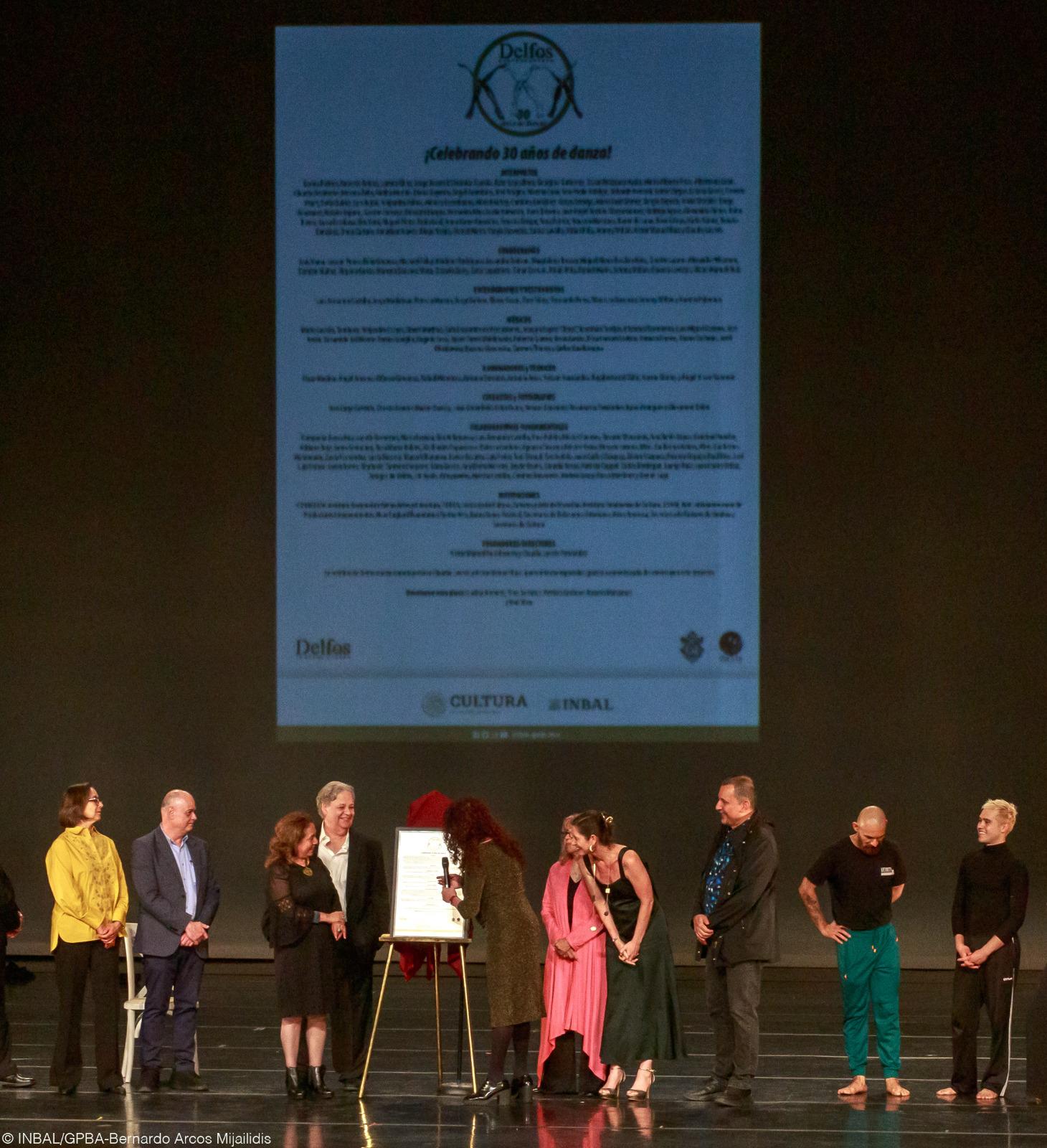 $!Autoridades del INBAL, Raúl Rico, director de Cultura de Mazatlán, y Delfos, develaron la placa conmemorativa.