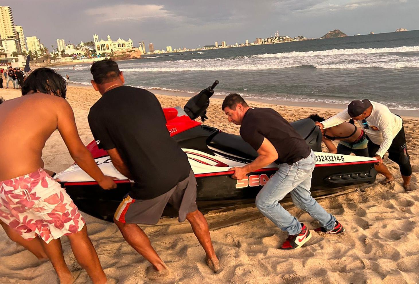 $!Afluencia turística llena playas y zonas emblemáticas de Mazatlán