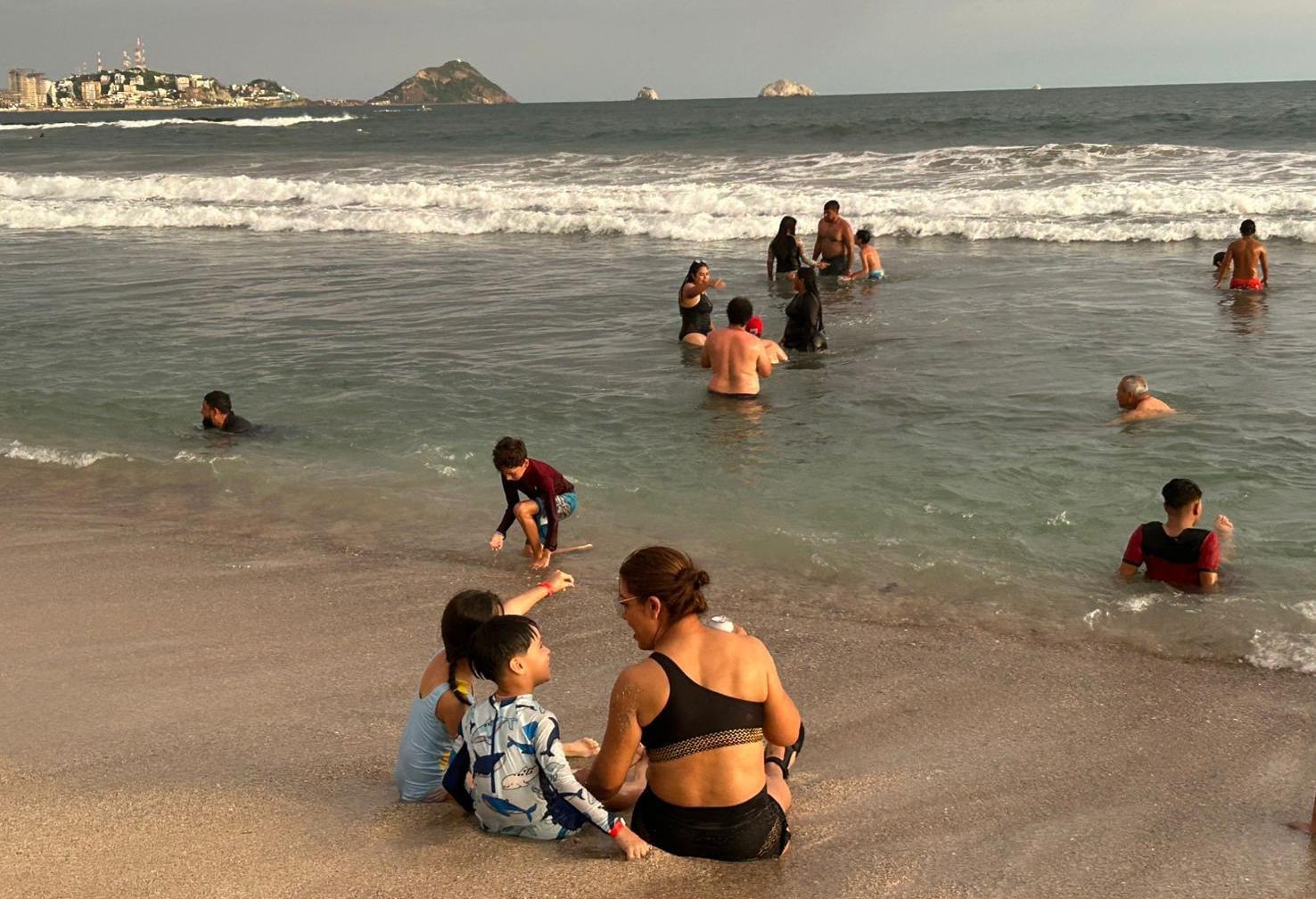$!Afluencia turística llena playas y zonas emblemáticas de Mazatlán