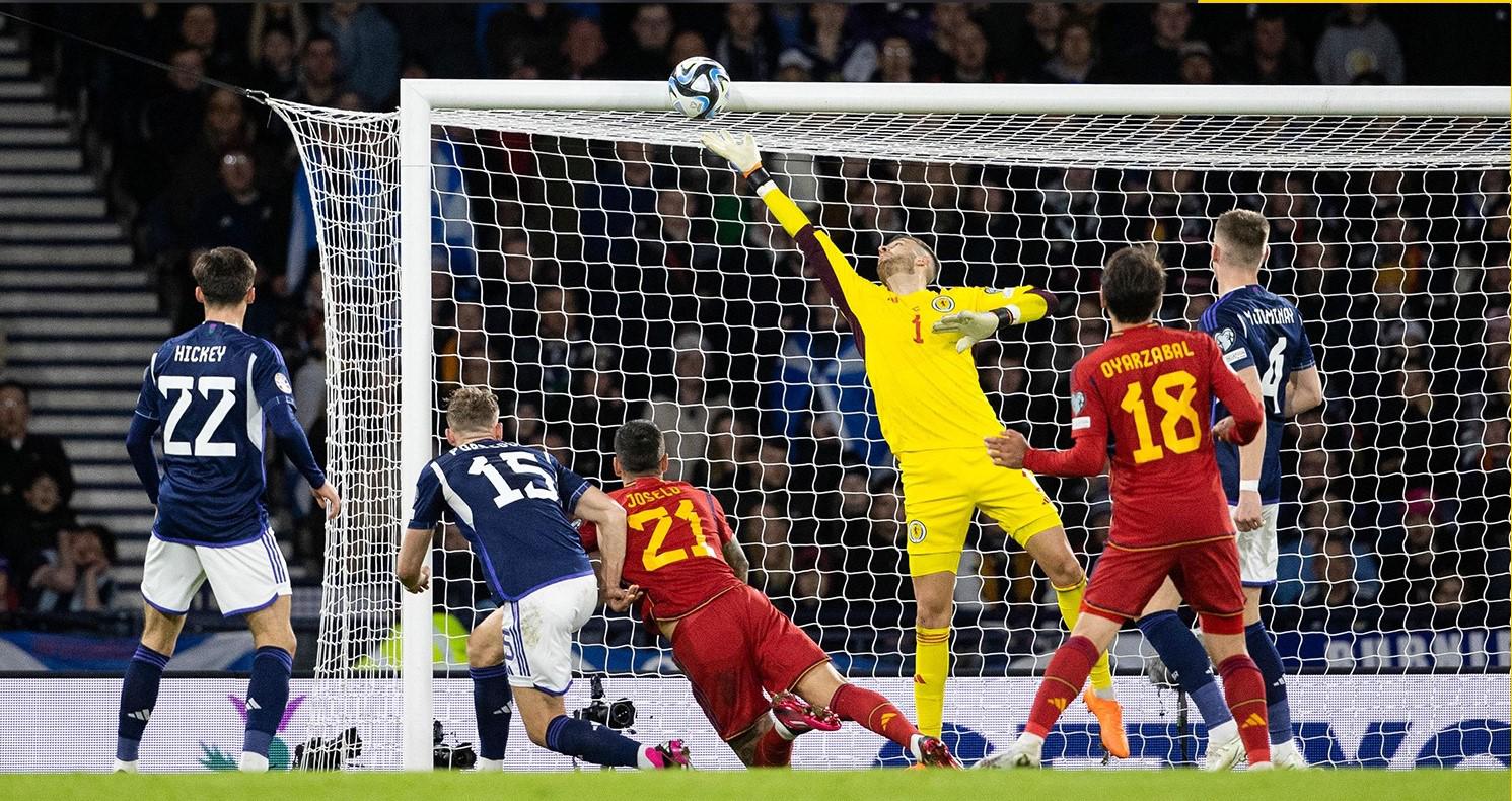 $!España naufraga en Escocia para ceder el liderato del Grupo A