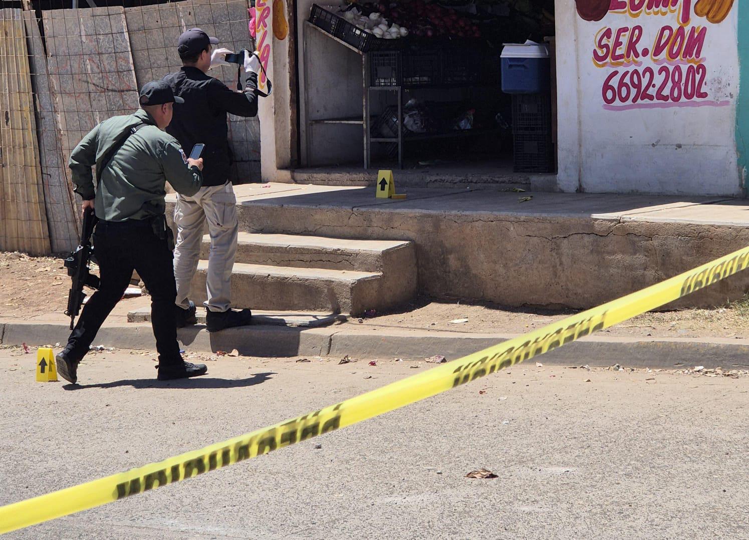 $!Comerciante queda grave tras ser atacado a balazos en su frutería en Mazatlán