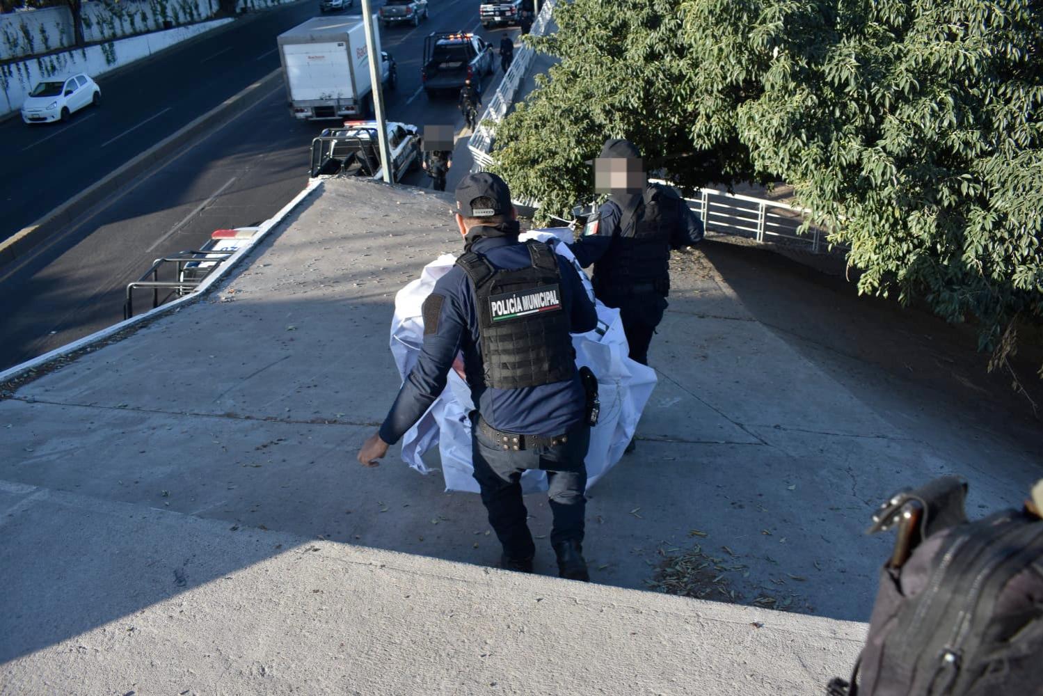 $!Amanecen lonas en Culiacán con amenazas a delincuentes