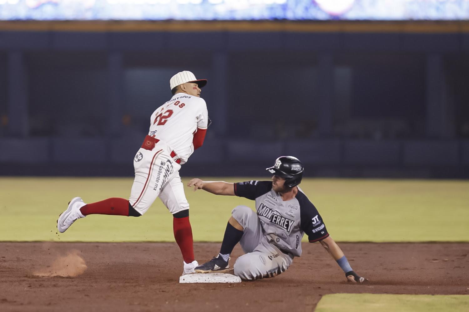 $!Estalla la ofensiva emplumada ante gran noche de ‘El Rey David’