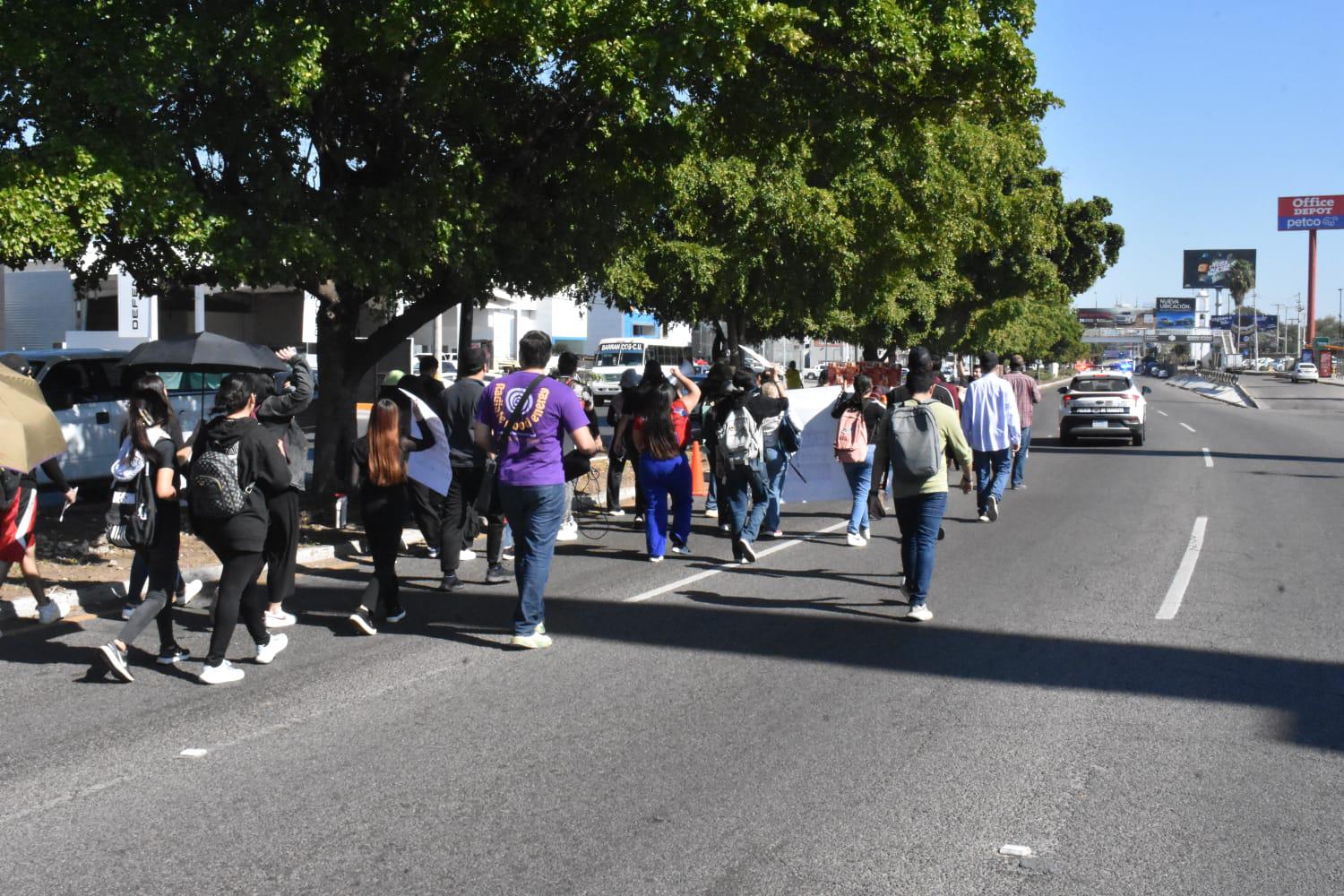 $!¡Rector por dedazo: no!, alumnos y docentes de la UAdeO marchan en Culiacán
