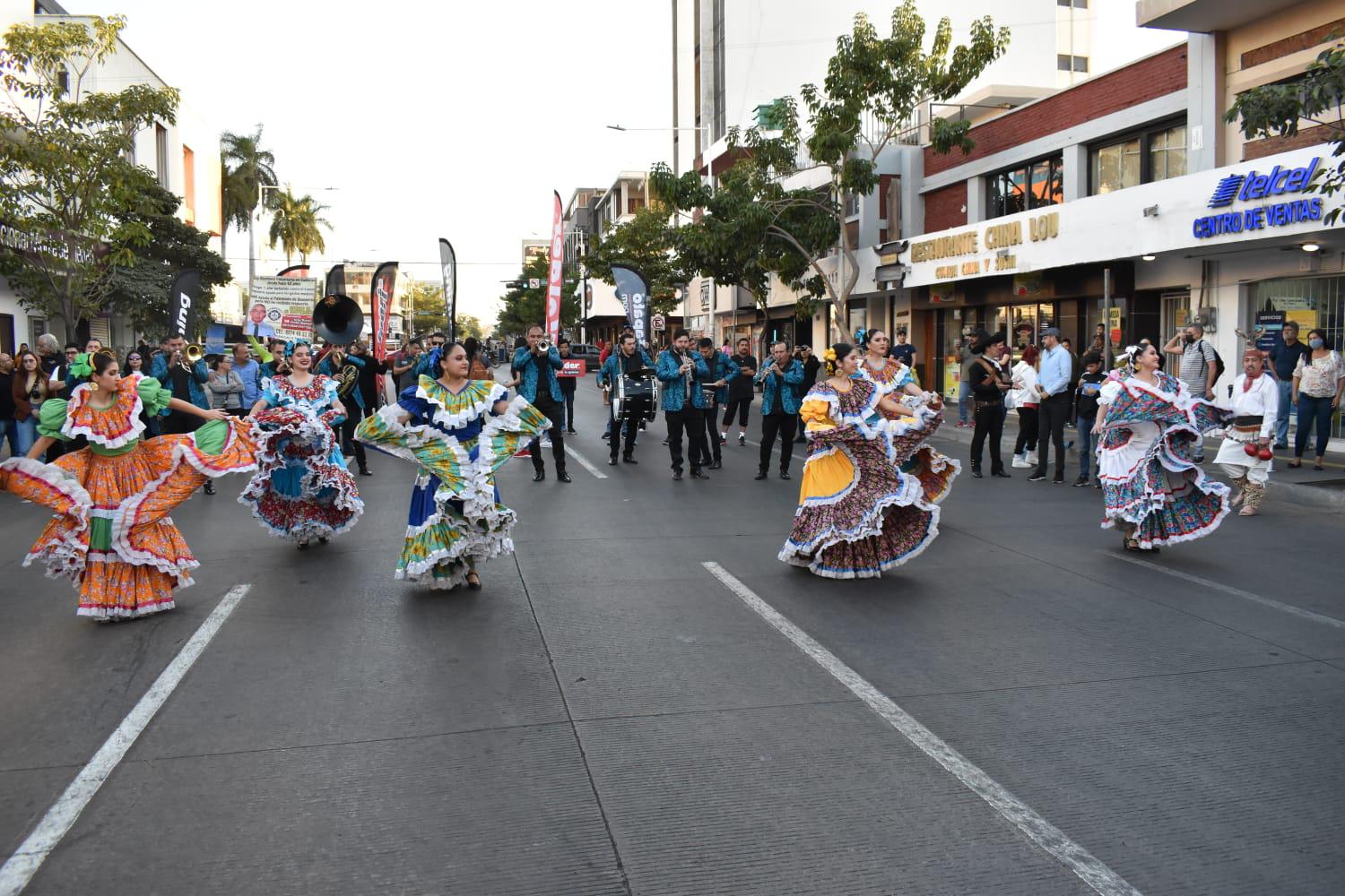 $!Callejoneada previa a Maratón llena de alegría al Centro de Culiacán