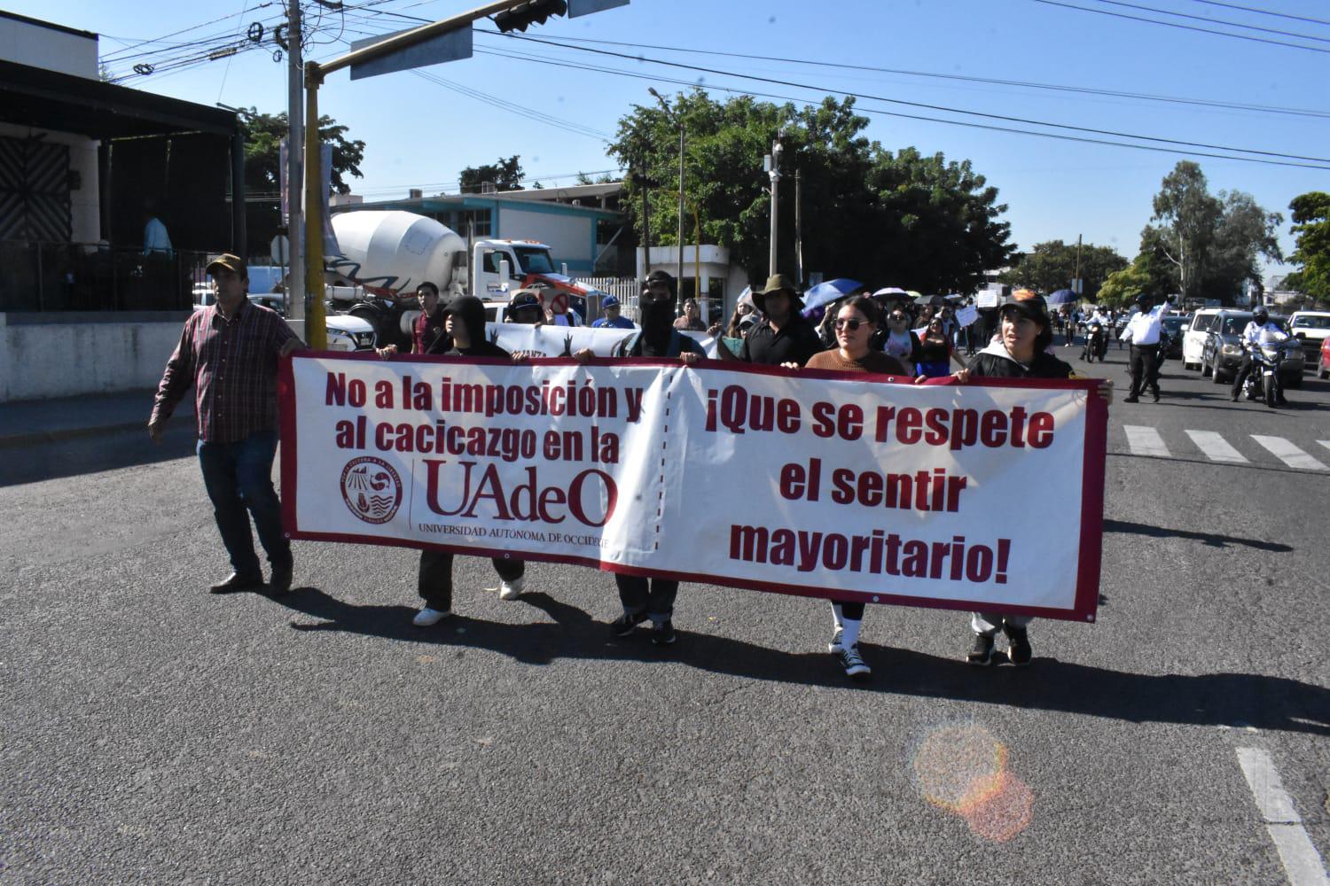 $!¡Rector por dedazo: no!, alumnos y docentes de la UAdeO marchan en Culiacán