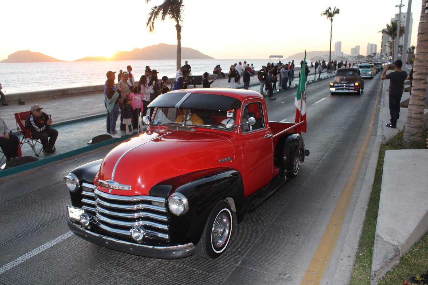 $!Semana de la Troca: Cientos de camionetas recorren el malecón de Mazatlán
