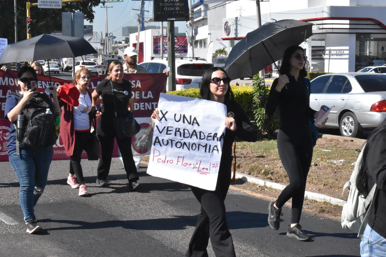 $!¡Rector por dedazo: no!, alumnos y docentes de la UAdeO marchan en Culiacán