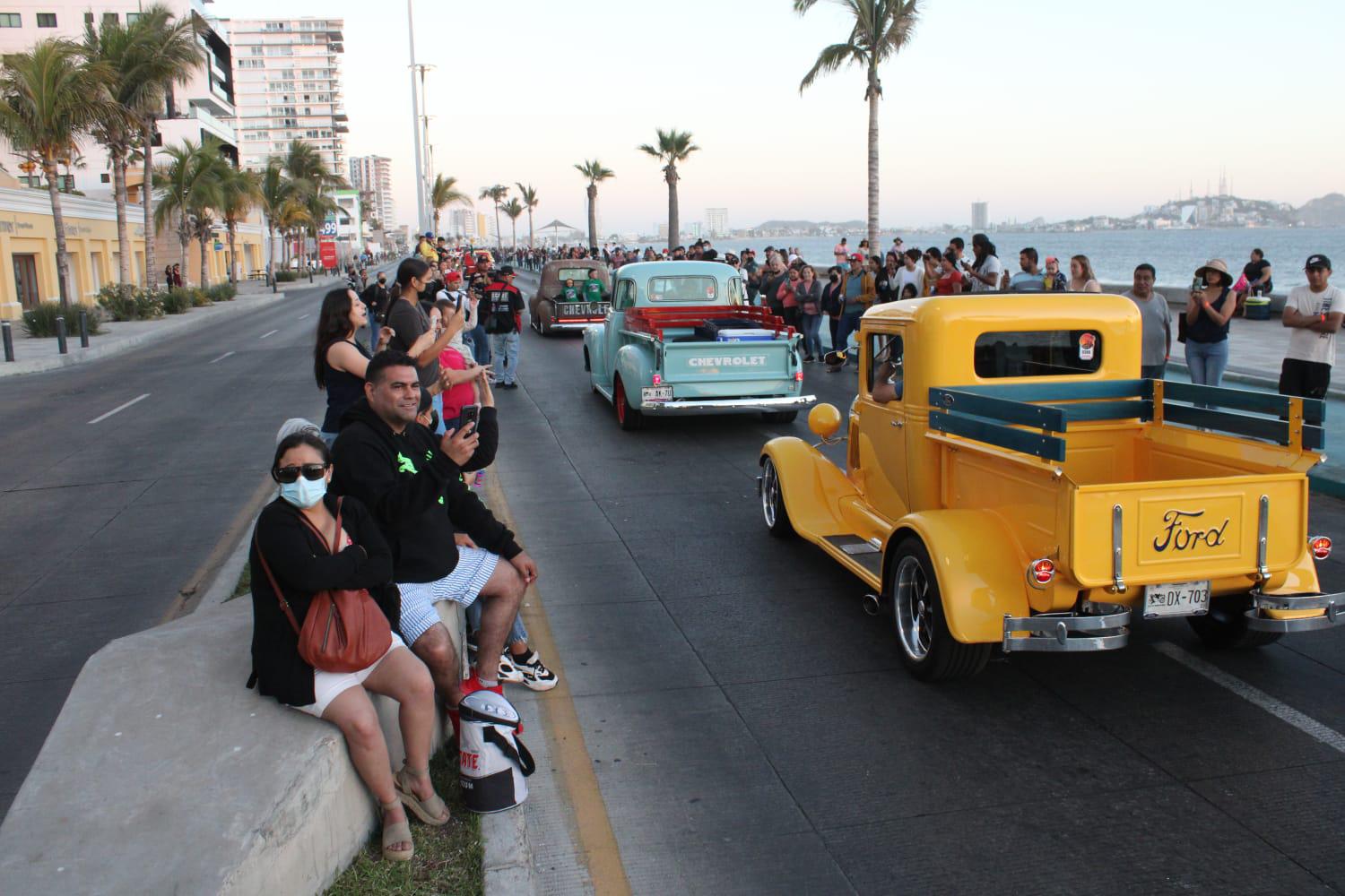 $!Semana de la Troca: Cientos de camionetas recorren el malecón de Mazatlán