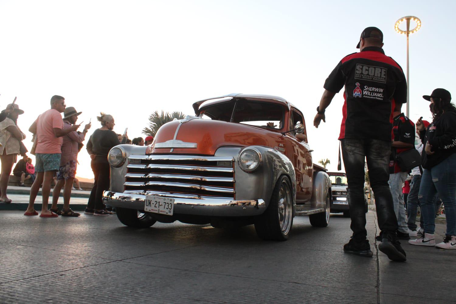 $!Semana de la Troca: Cientos de camionetas recorren el malecón de Mazatlán