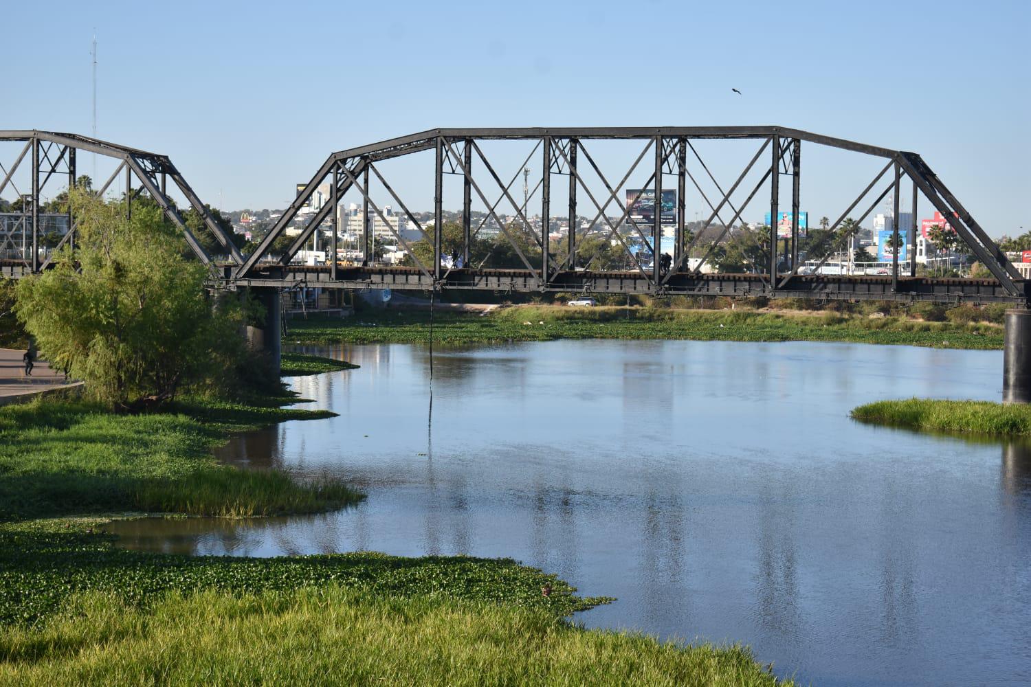 $!Amanecen lonas en Culiacán con amenazas a delincuentes