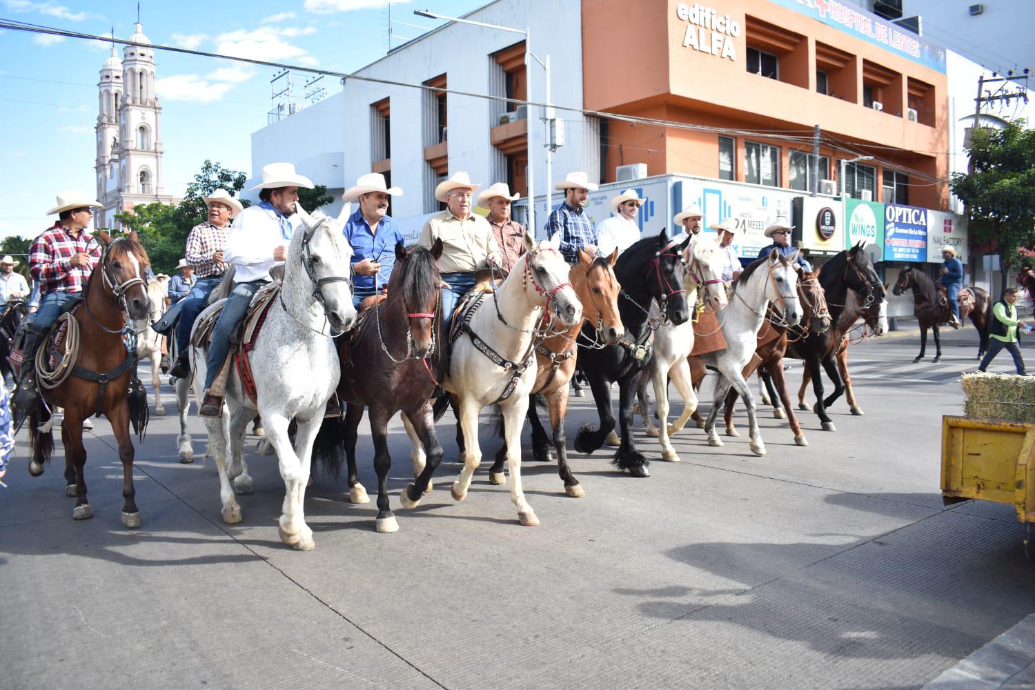 $!Con cabalgata por el Centro de Culiacán, inician festejos de la Expo Ganadera 2023