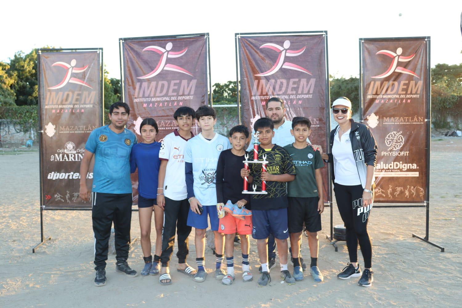 $!Premian a los campeones del Torneo de Futbol de las Colonias Populares