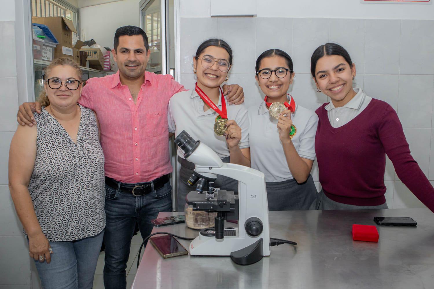 $!El empresario Carlos Escobar Sánchez se sumó al sueño académico de las estudiantes y su maestra y las apoyó con 20 mil pesos.