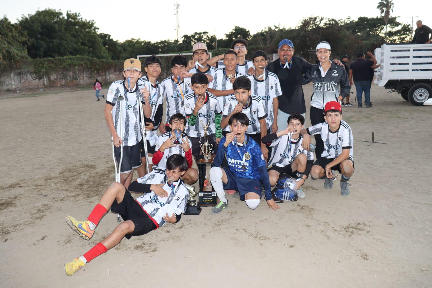 $!Premian a los campeones del Torneo de Futbol de las Colonias Populares