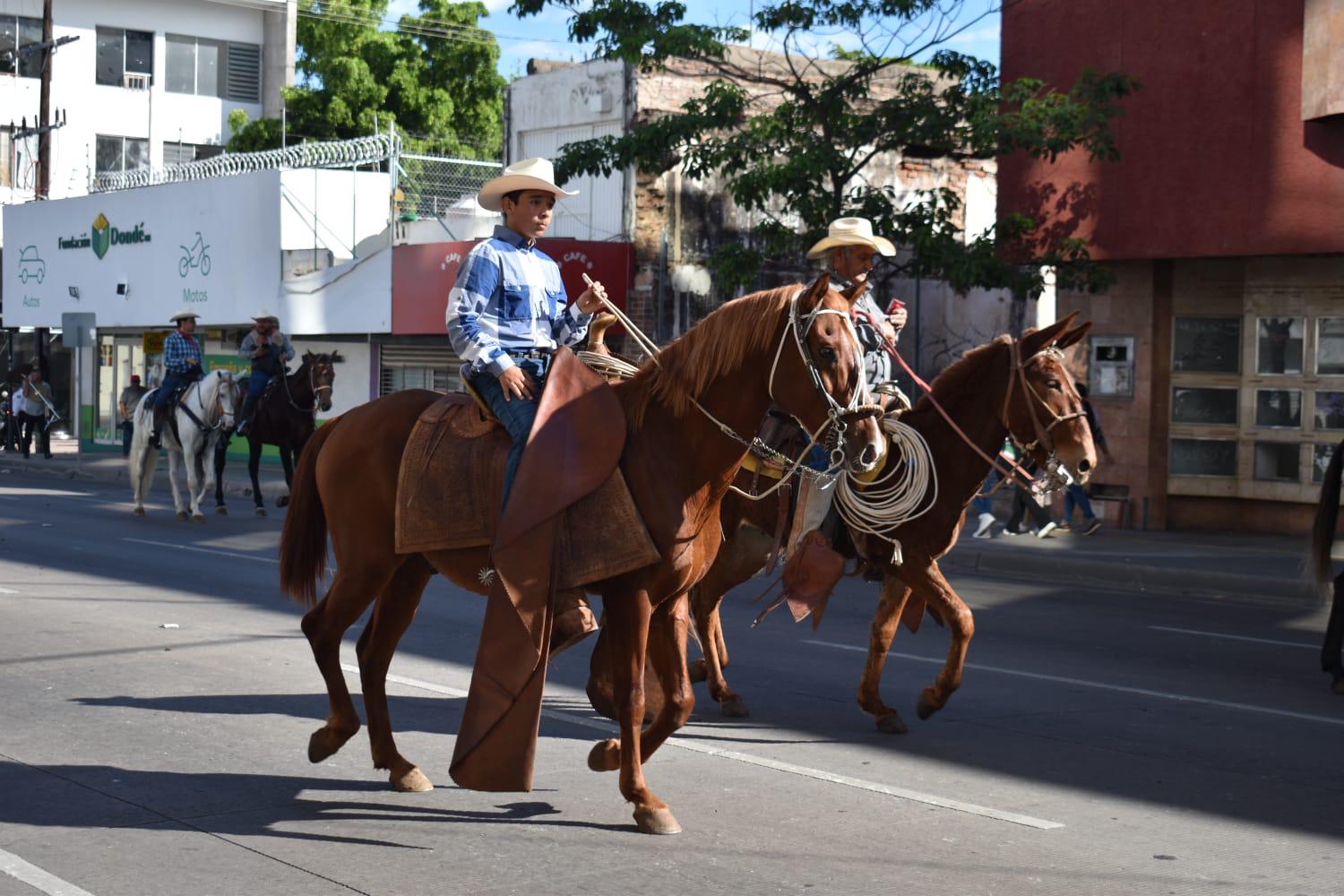 $!Con cabalgata por el Centro de Culiacán, inician festejos de la Expo Ganadera 2023