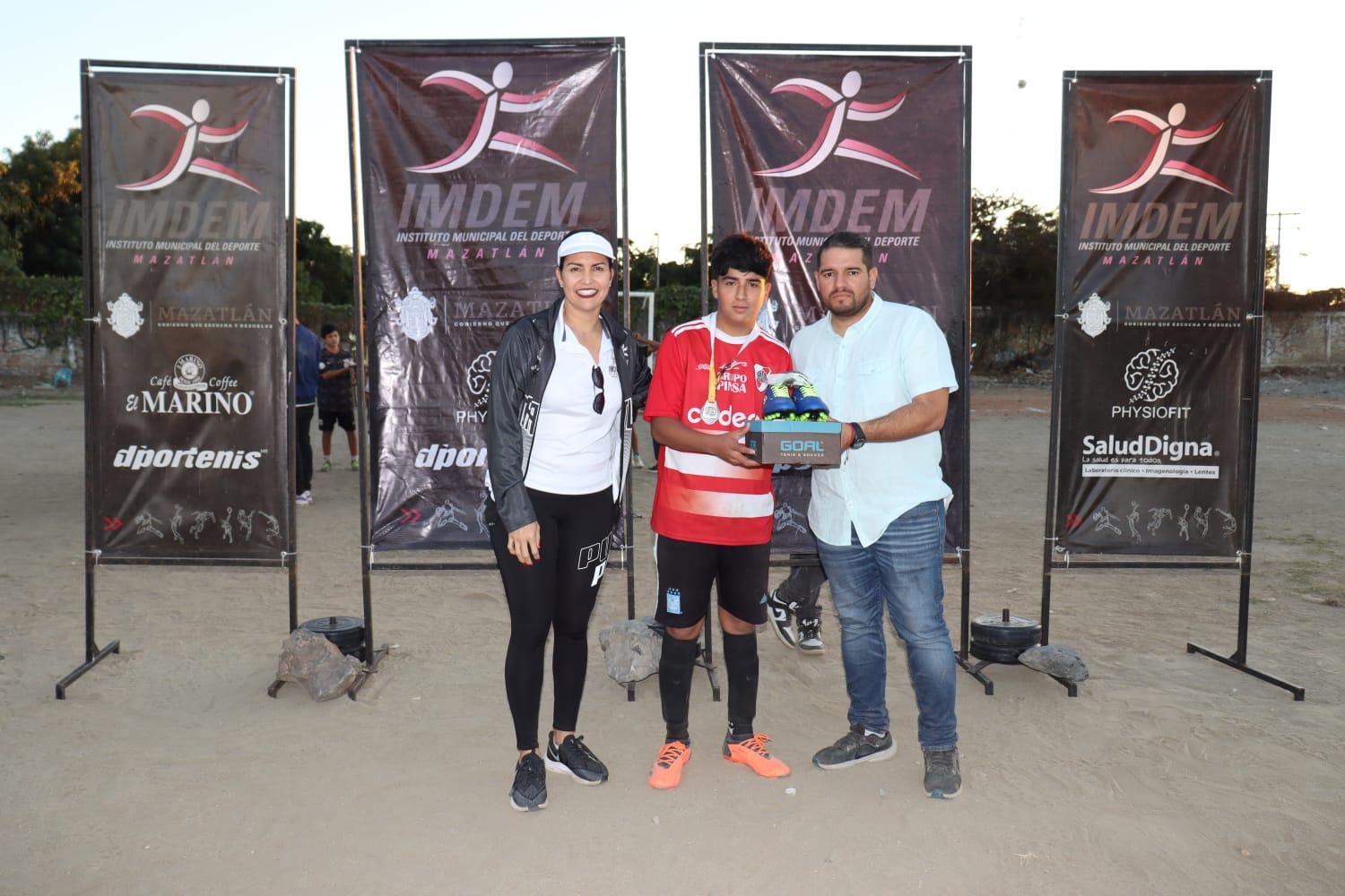 $!Premian a los campeones del Torneo de Futbol de las Colonias Populares