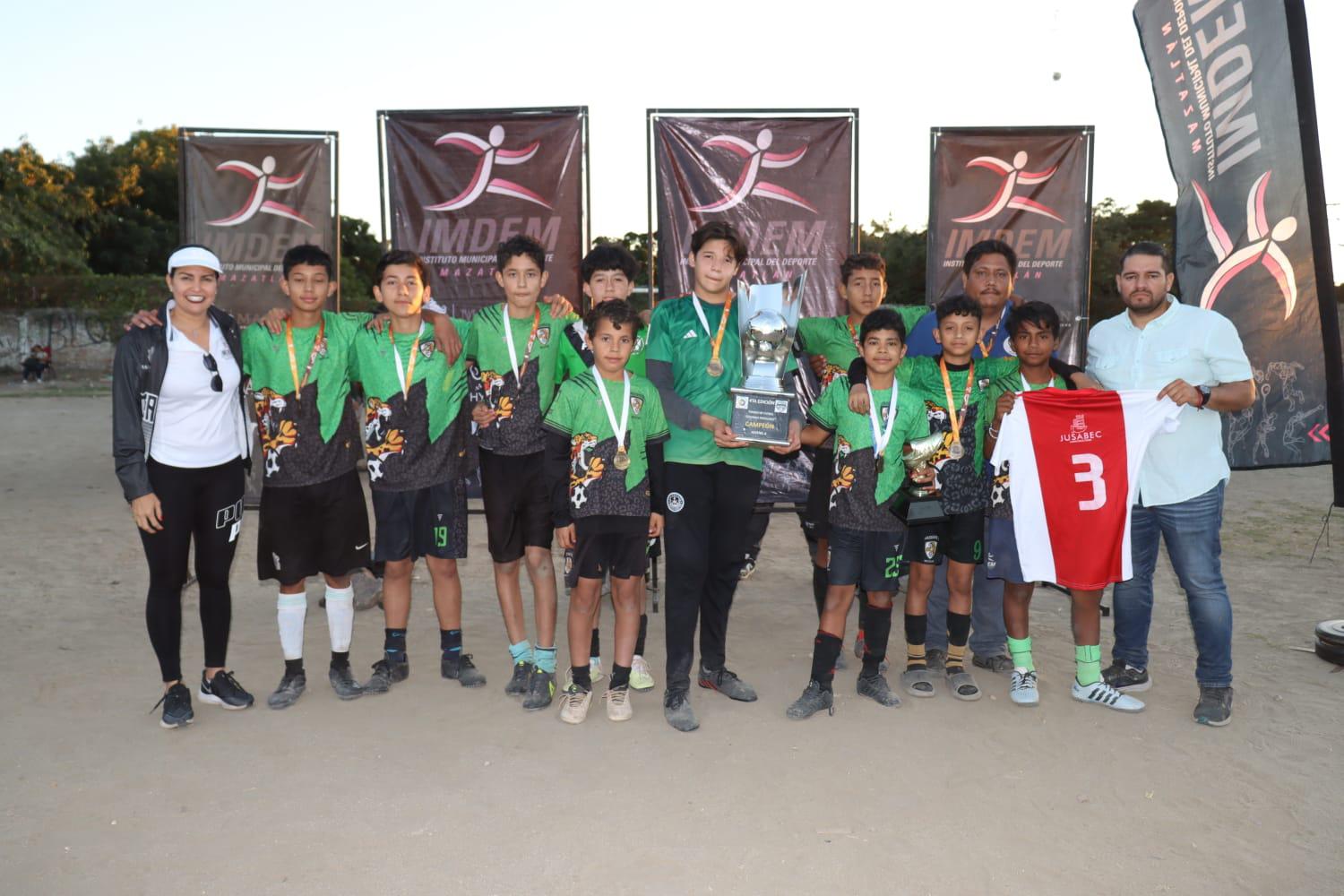 $!Premian a los campeones del Torneo de Futbol de las Colonias Populares