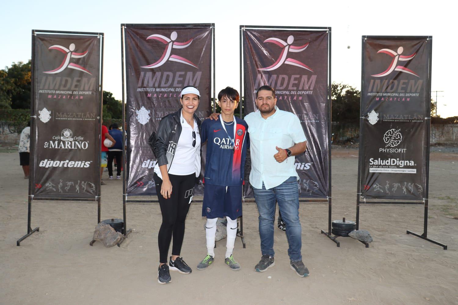 $!Premian a los campeones del Torneo de Futbol de las Colonias Populares