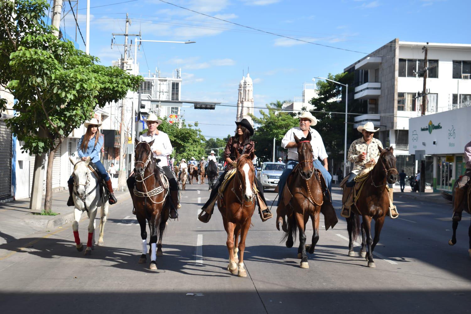 $!Con cabalgata por el Centro de Culiacán, inician festejos de la Expo Ganadera 2023