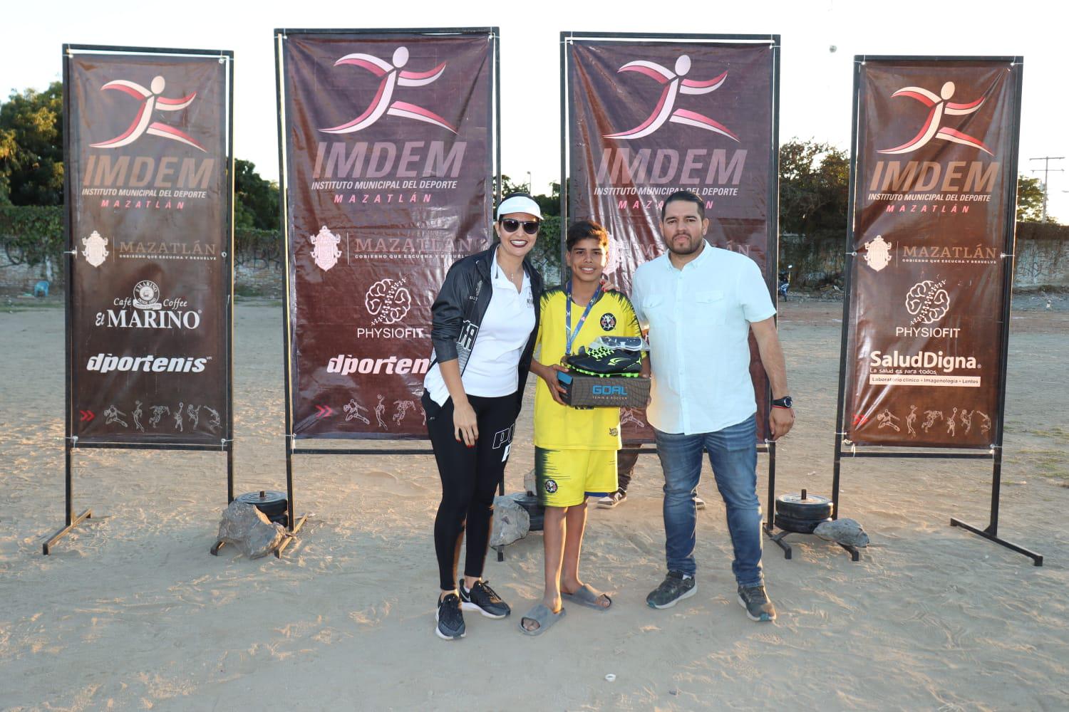 $!Premian a los campeones del Torneo de Futbol de las Colonias Populares