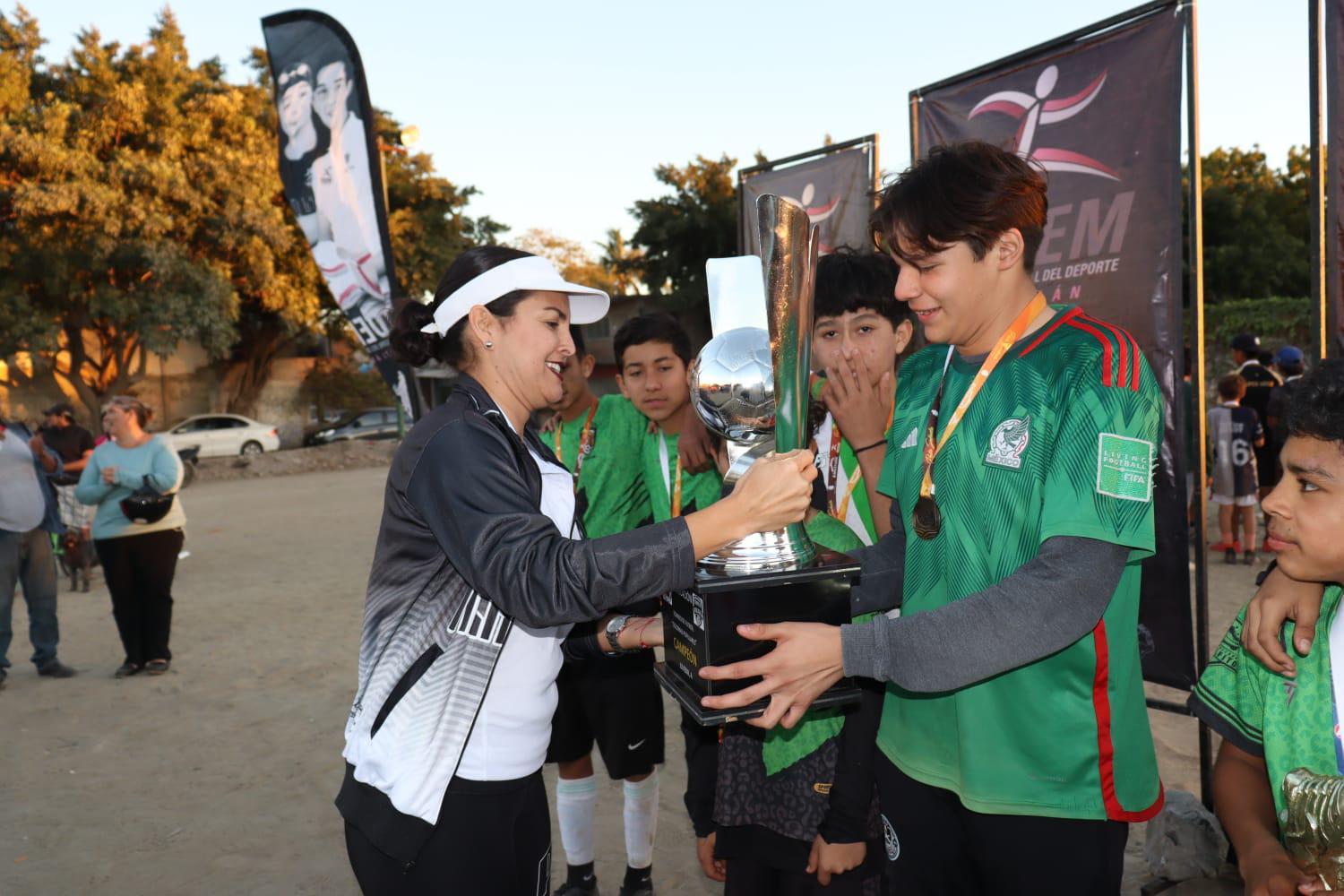 $!Premian a los campeones del Torneo de Futbol de las Colonias Populares