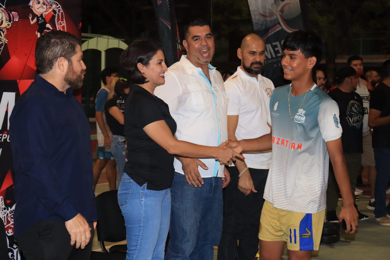 $!Con fiesta inauguran Torneo Wolves en Casa Hogar