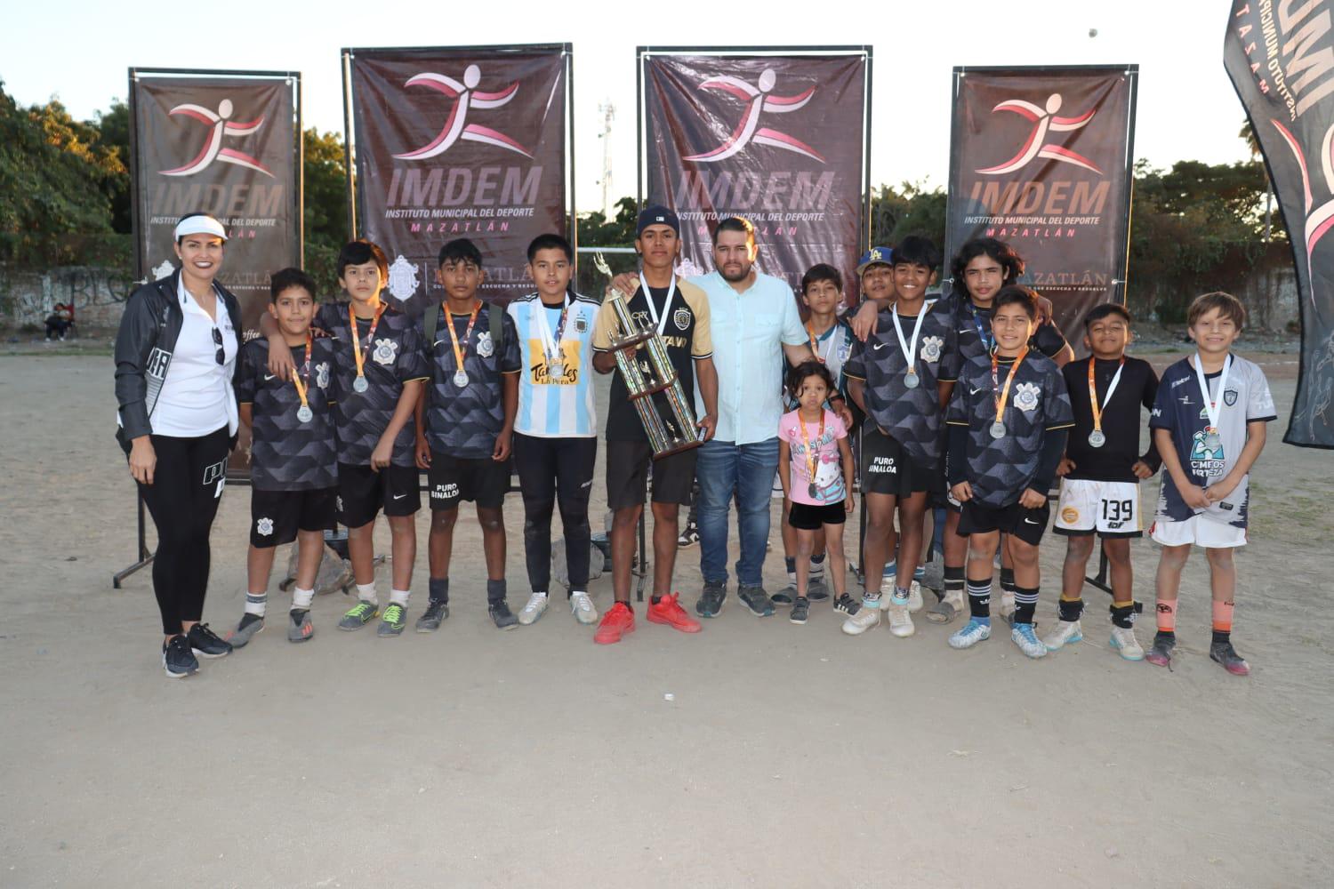 $!Premian a los campeones del Torneo de Futbol de las Colonias Populares