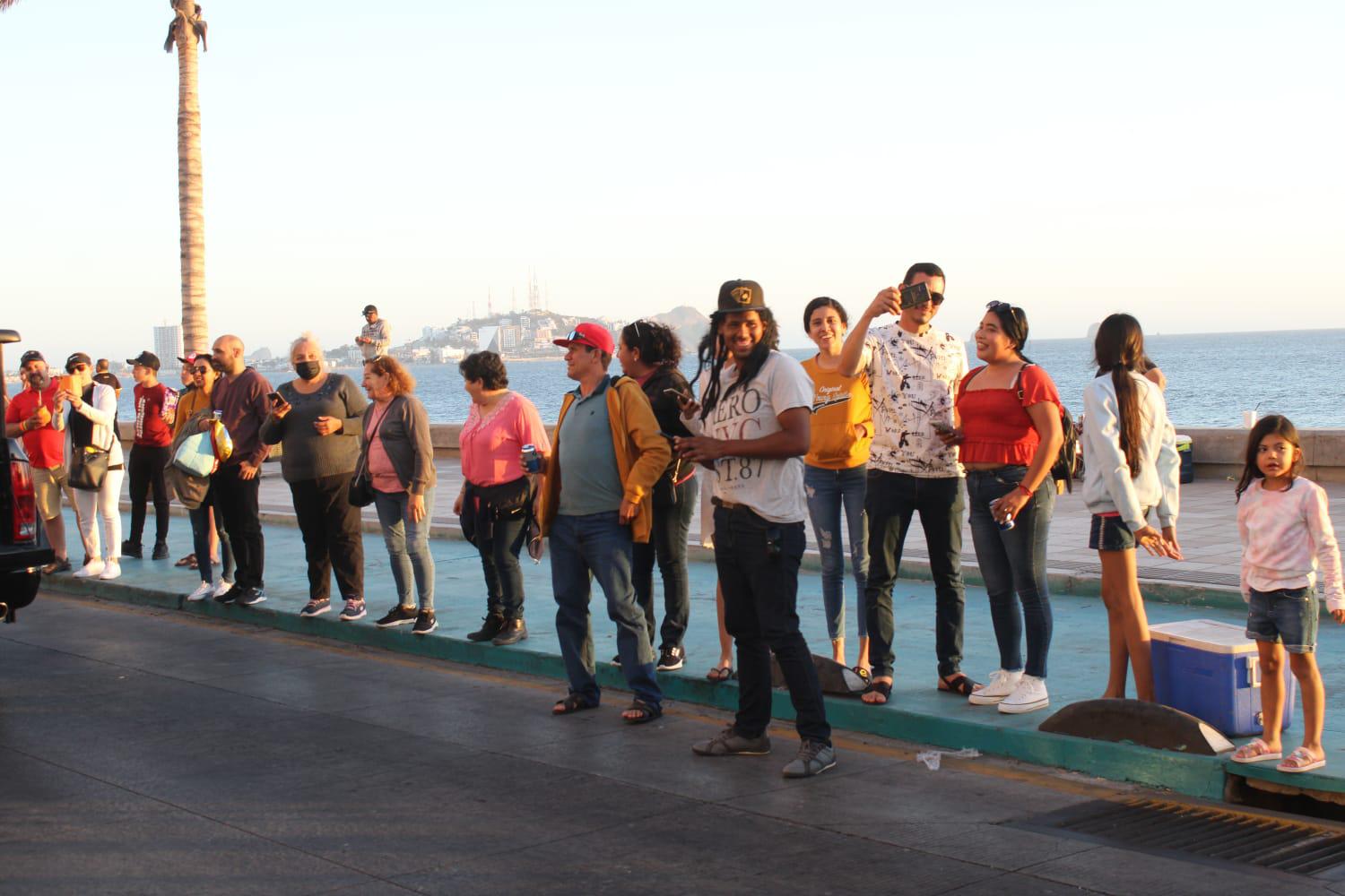 $!Semana de la Troca: Cientos de camionetas recorren el malecón de Mazatlán