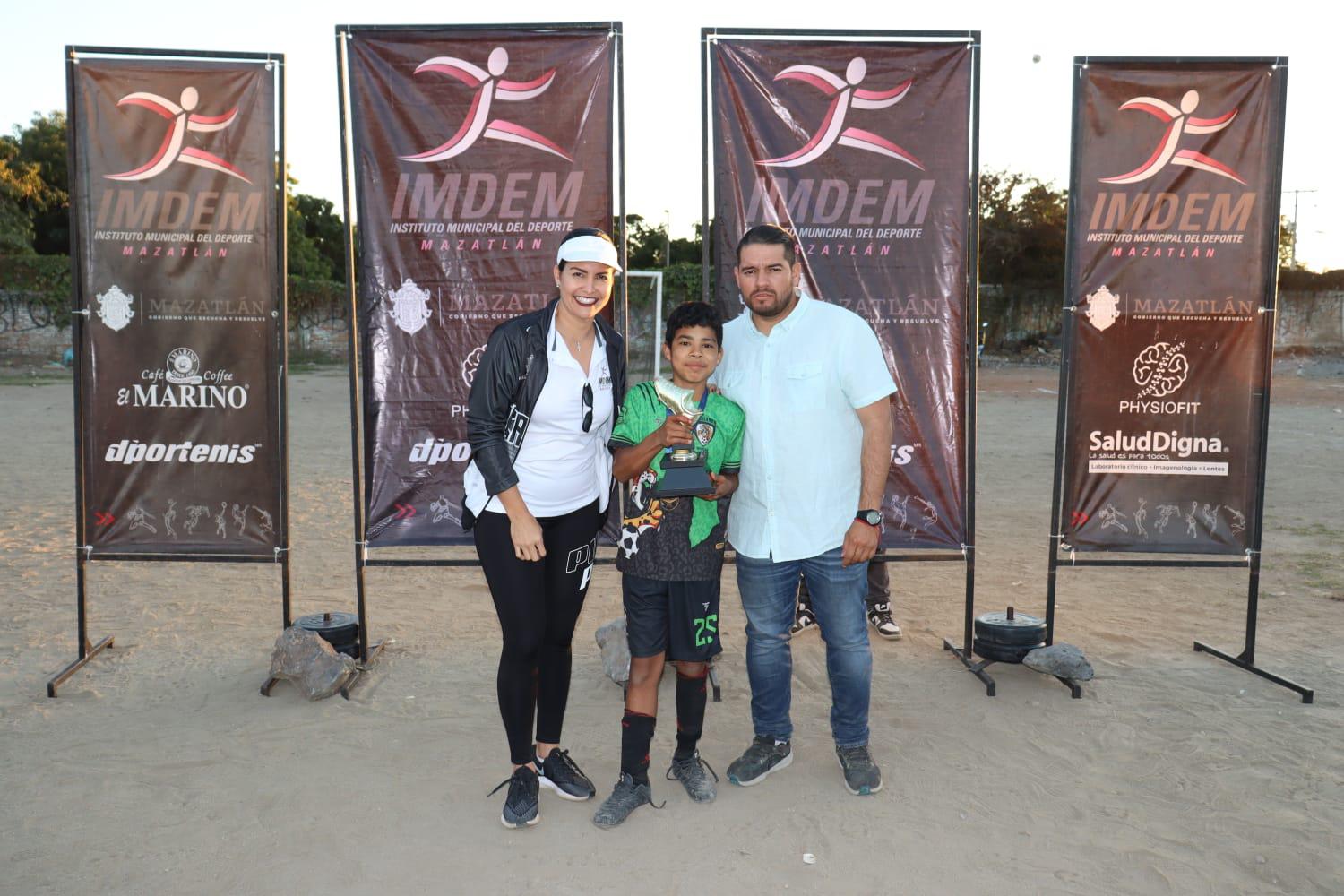 $!Premian a los campeones del Torneo de Futbol de las Colonias Populares