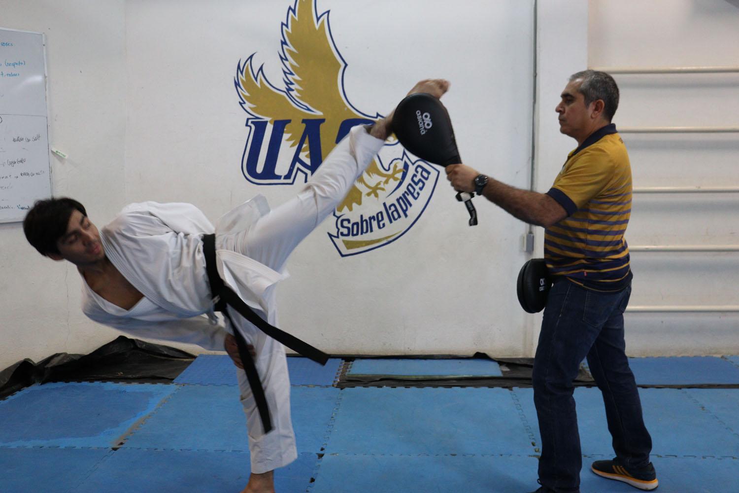 $!Jacobo Miranda, estudiante de la UAS, se cuelga cuatro medallas en Nacional de Karate