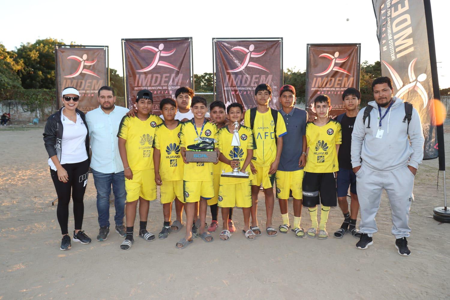 $!Premian a los campeones del Torneo de Futbol de las Colonias Populares