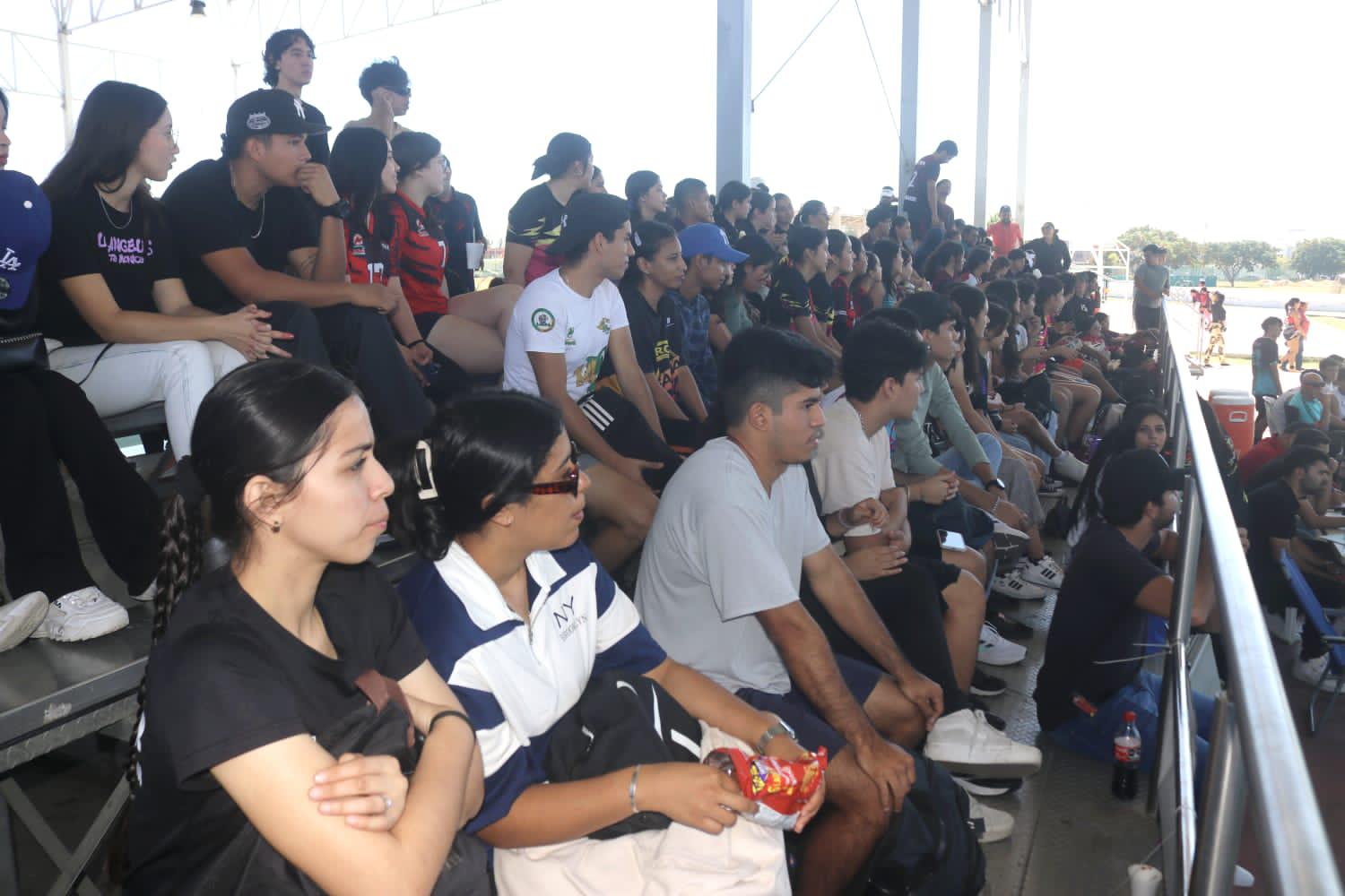 $!‘Encienden’ porras el zonal de voleibol de sala
