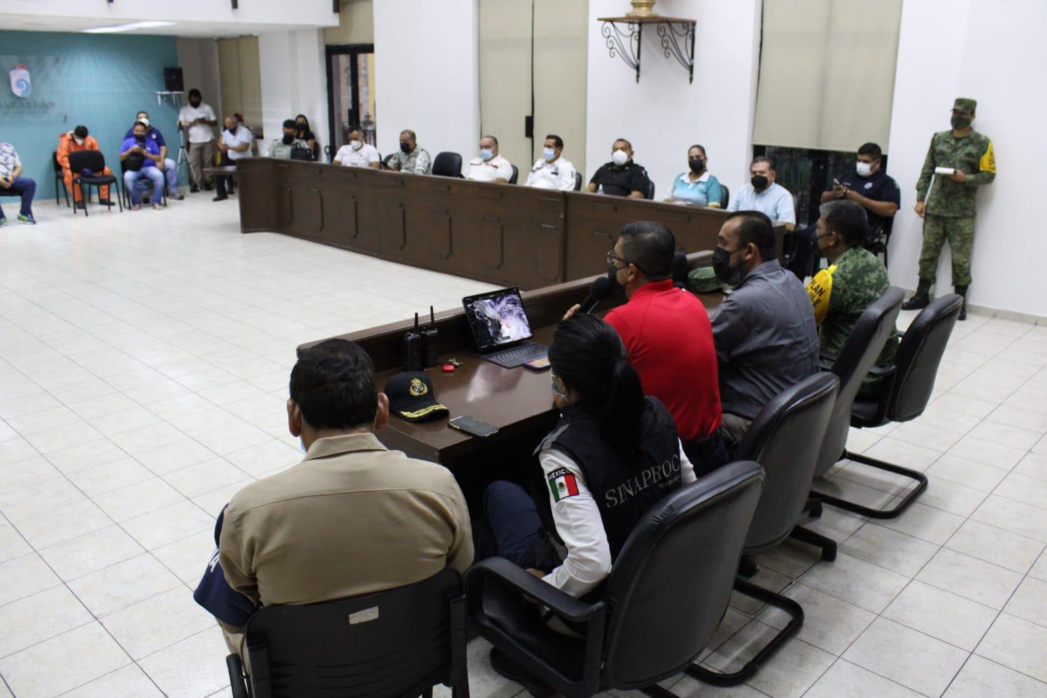 $!Mazatlán, en fase roja por Huracán Nora; piden a la población ‘resguardo total’